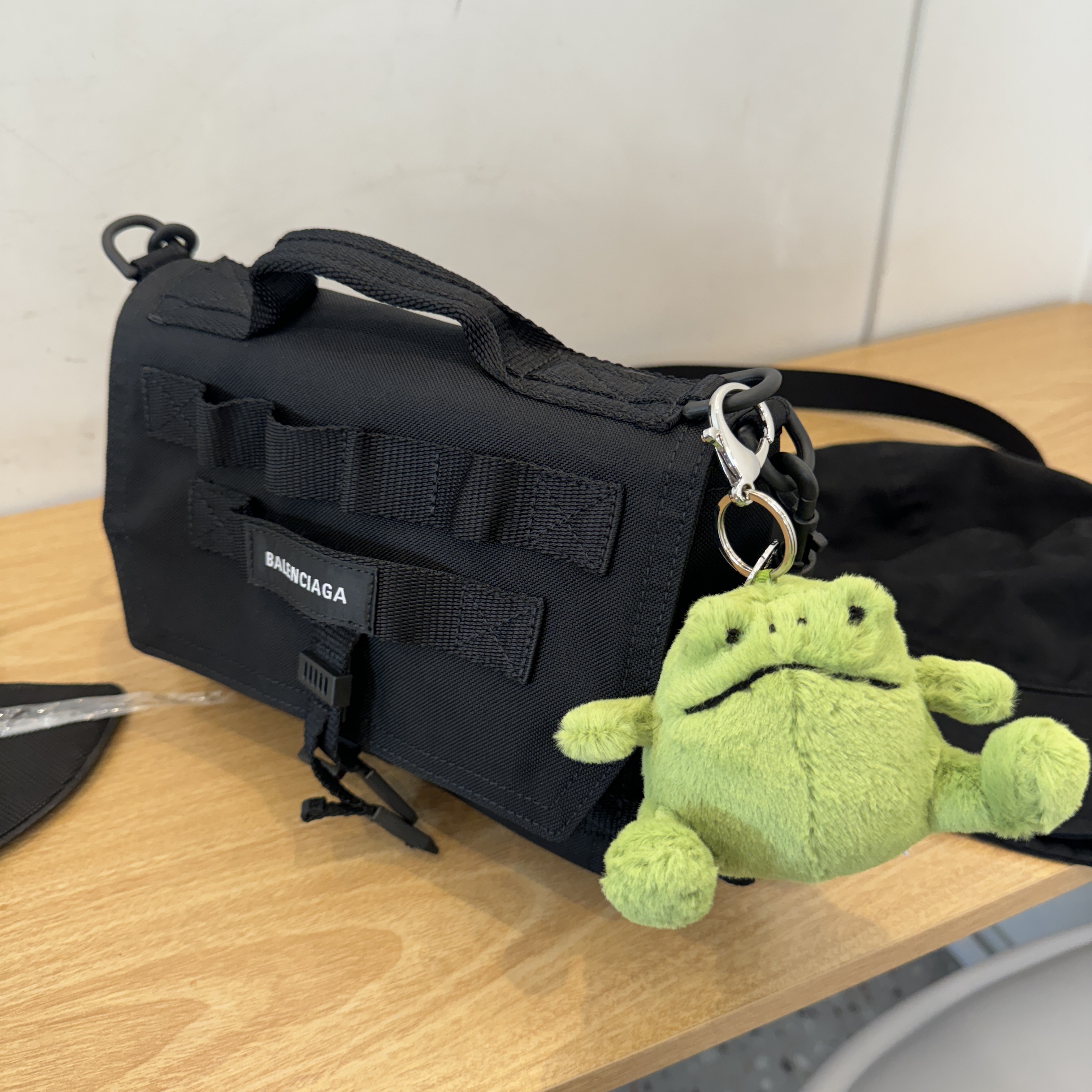 Jellycat Ricky Rain Frog Bag Charm Green, Balenciaga Army Messenger Bag Black 착용 스타일