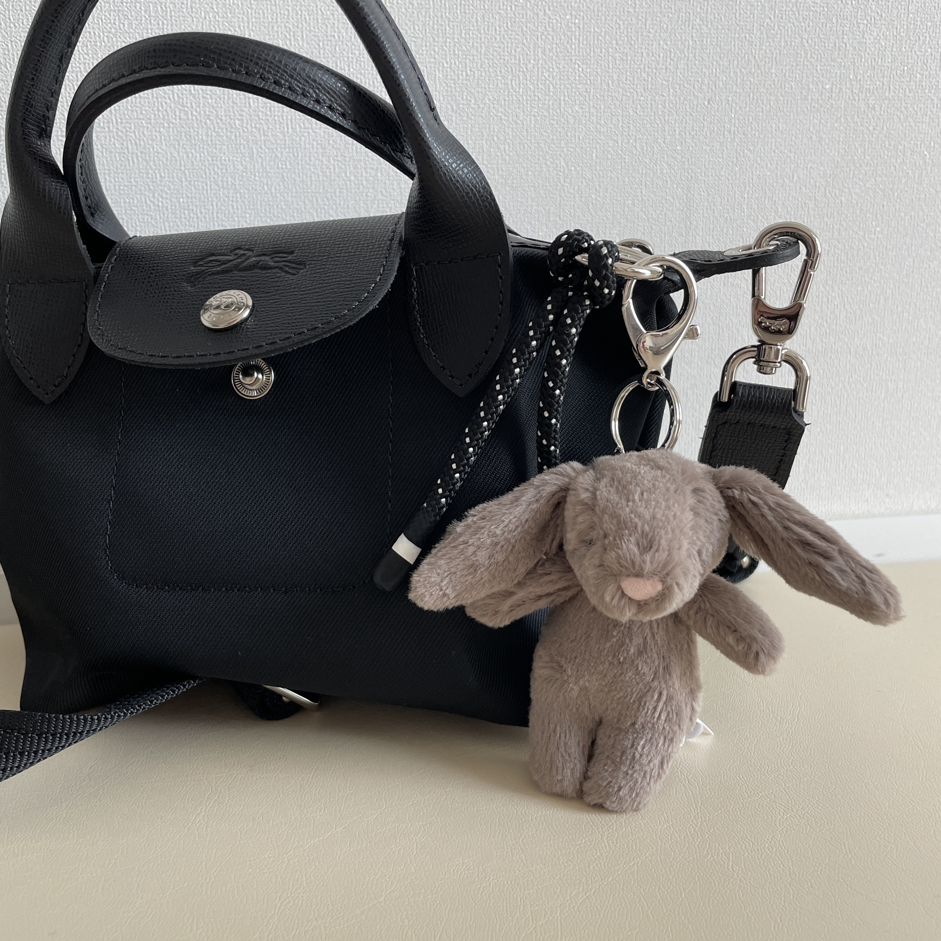 Jellycat Bashful Bunny Truffle Bag Charm Brown 착용 스타일