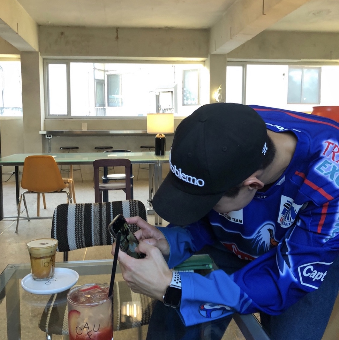 Supreme Eagle Hockey Jersey Royal - 22SS, Supreme x Sigg Traveller 0.6L Water Bottle Red - 23SS 착용 스타일 - 4