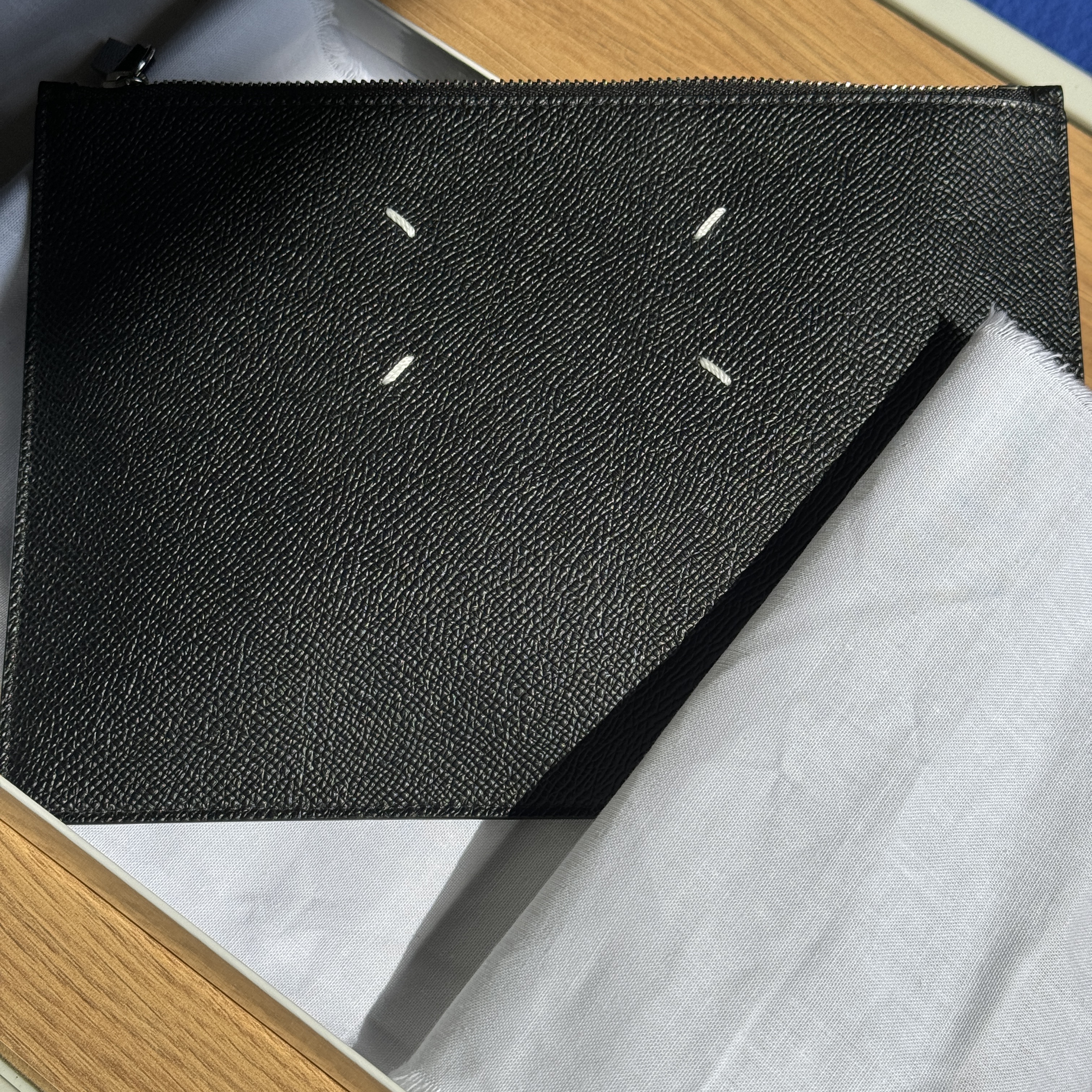 Maison Margiela Bovine Leather Pouch Black 착용 스타일
