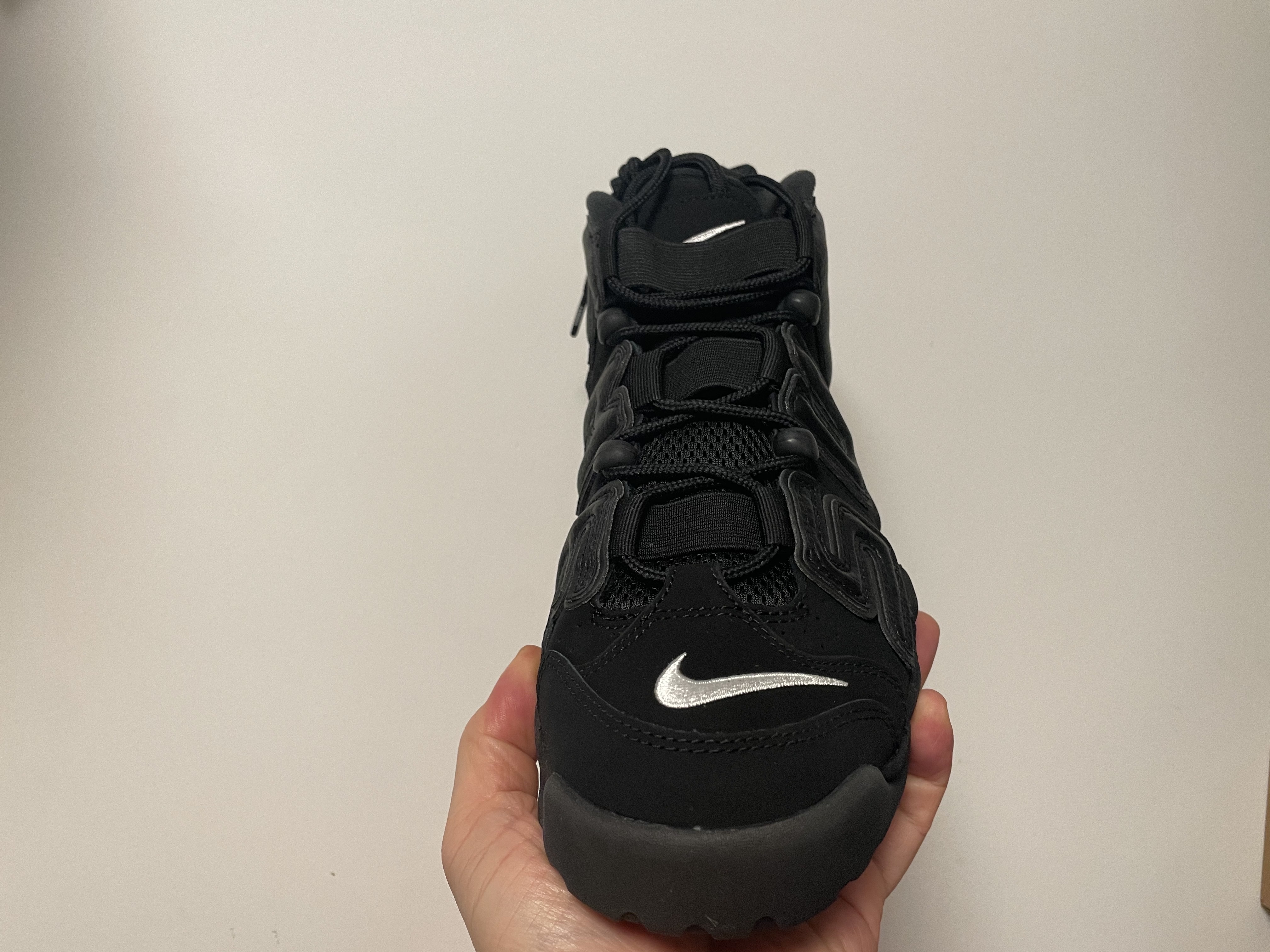 Nike x Supreme Air More Uptempo Suptempo Black 착용 스타일 - 4