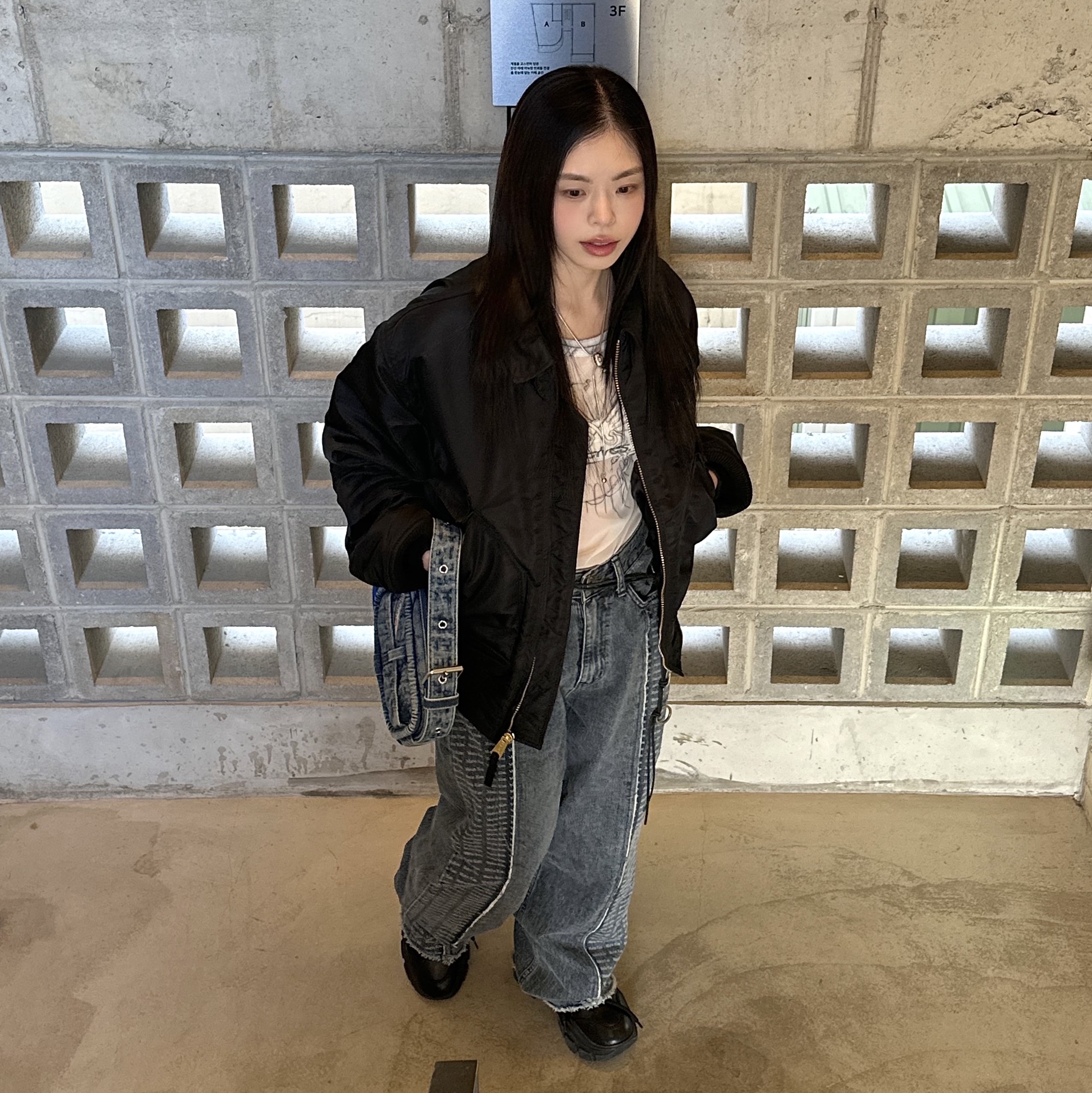 Diesel Nille-Mini Crossbody Bag in Monogram Denim Blue, Our Legacy Ladon Belt Leather Black 착용 스타일 - 3