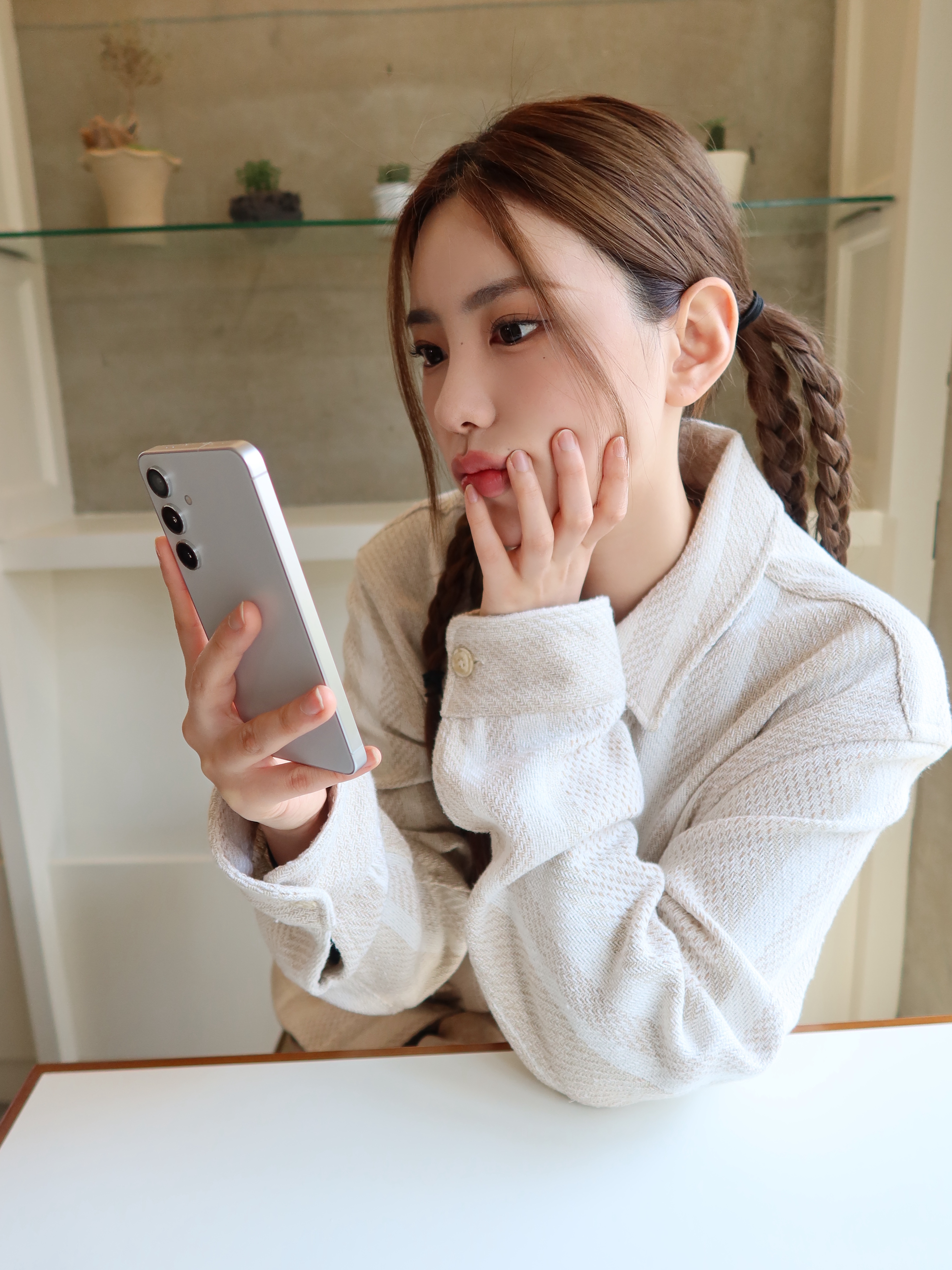 Samsung Galaxy S24 256GB Marble Grey (Korean Ver.) 착용 스타일 - 2
