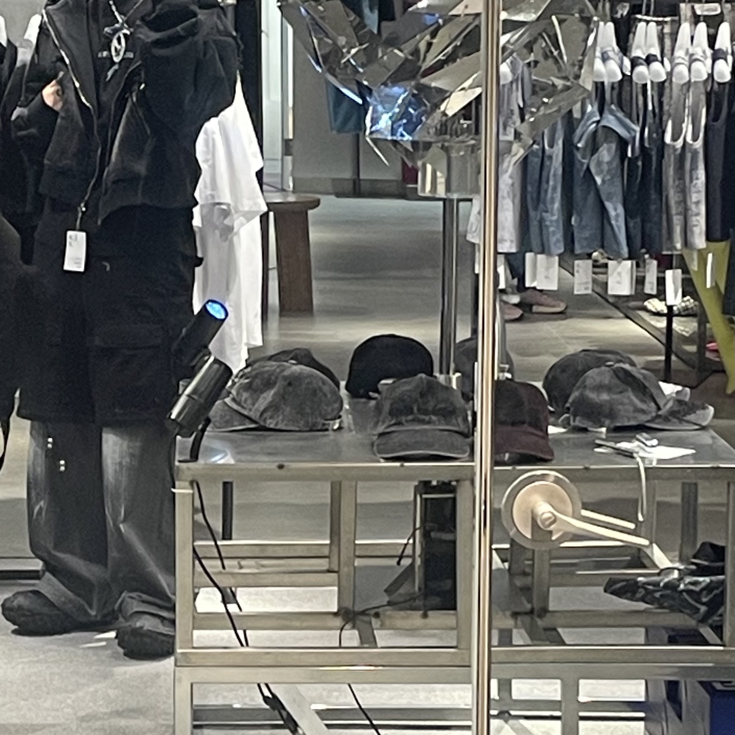 Balenciaga Cotton Ripstop Large Fit Cargo Pants Black, BLR Bolt Tote Bag Navy 착용 스타일 - 5