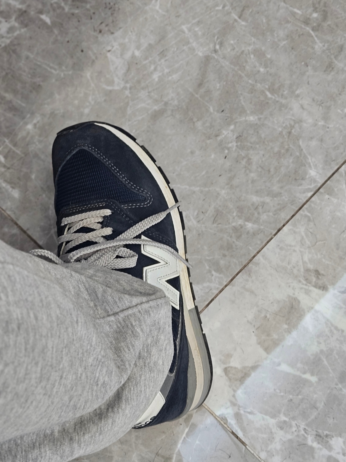 New Balance 996 Navy Silver 착용 스타일