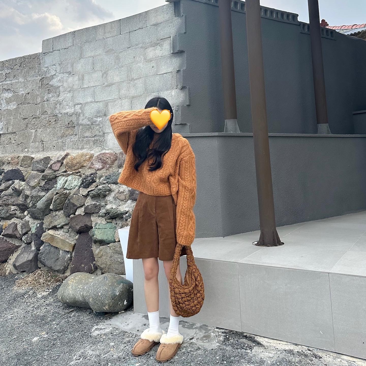 COS Quilted Mini Bag Brown, (W) UGG Coquette Slipper Chestnut 착용 스타일
