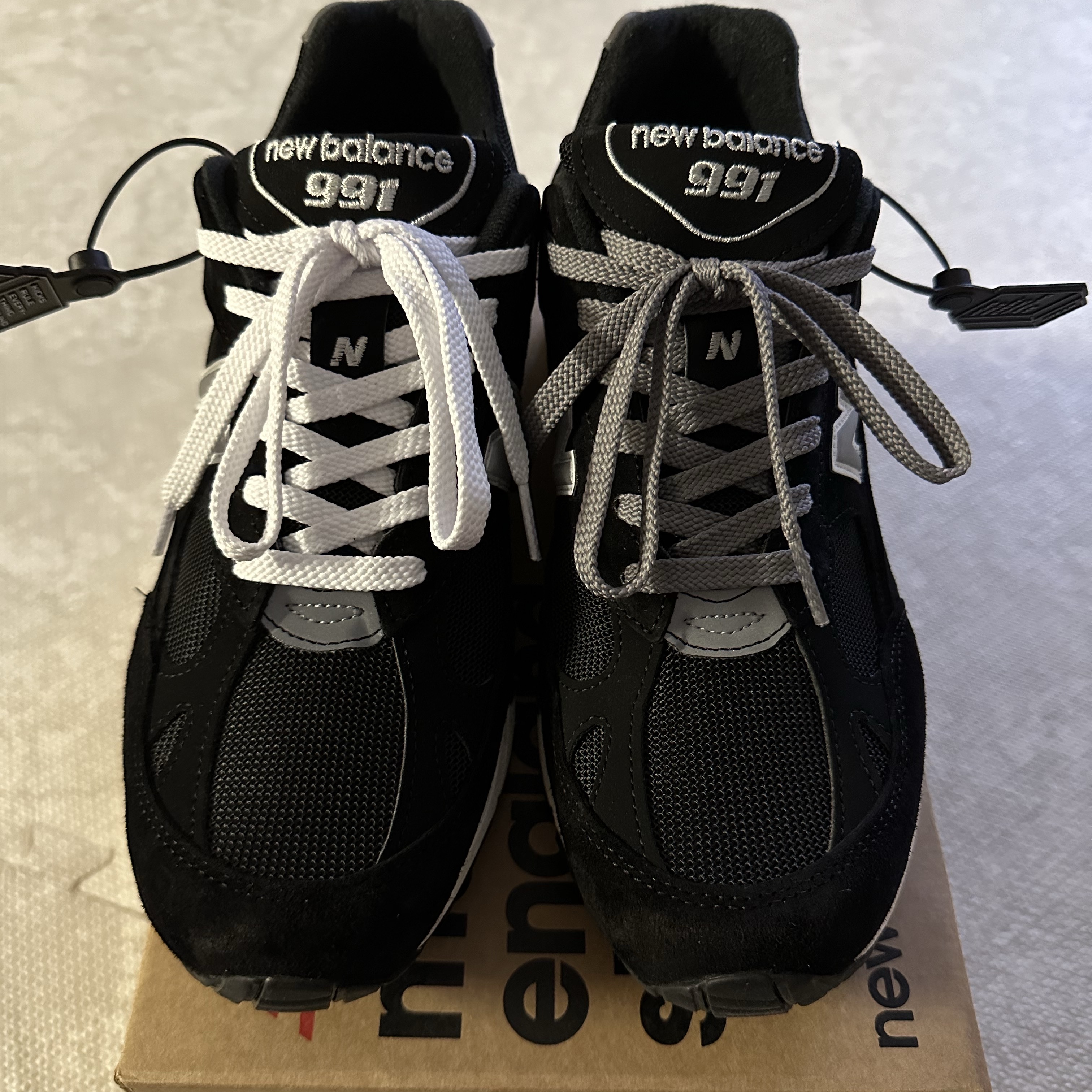 New Balance 991 Made in UK Black Silver 착용 스타일 - 2
