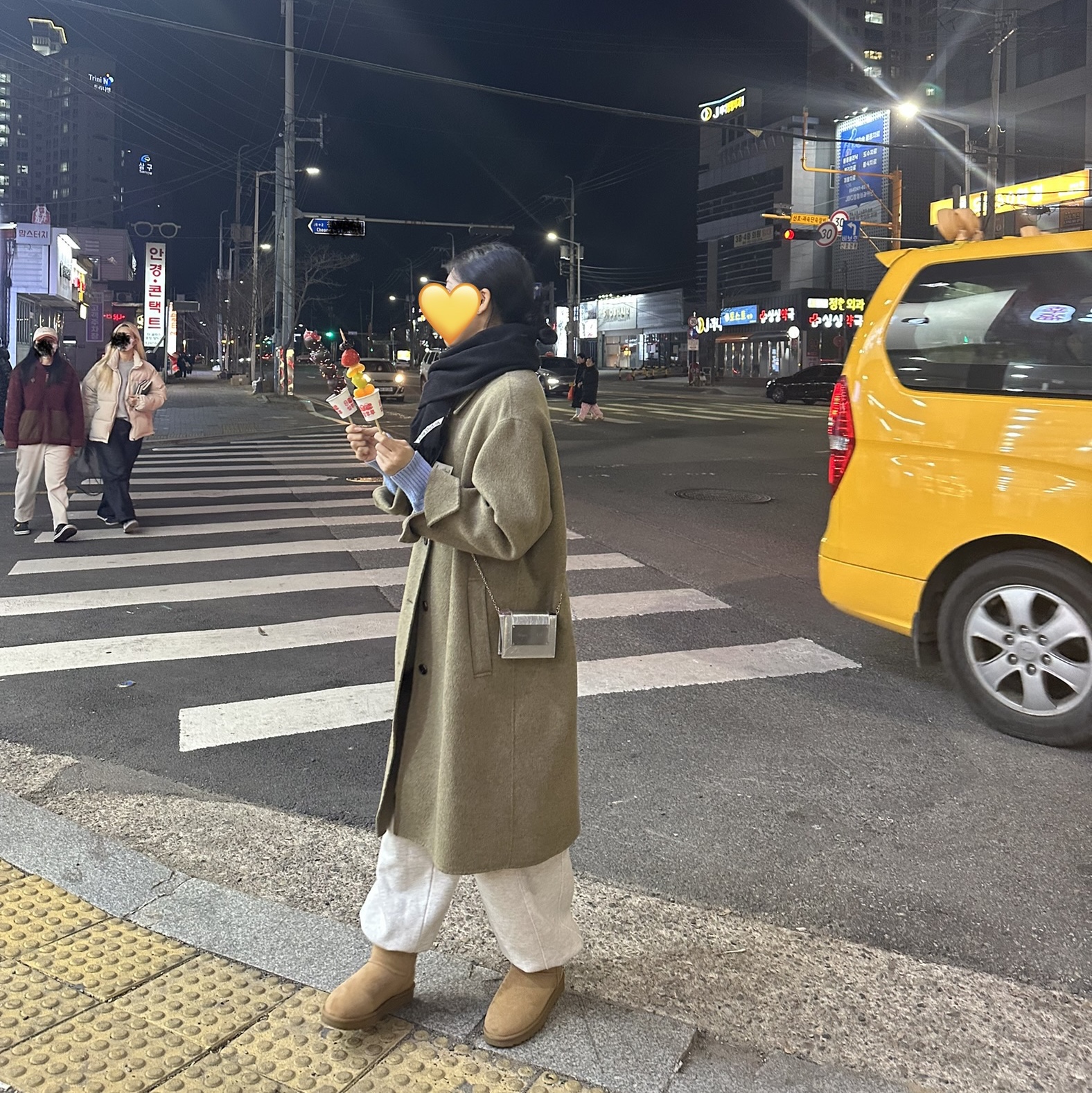 (W) UGG Classic Mini II Boots Chestnut, Matin Kim Accordion Mini Bag Silver 착용 스타일 - 1