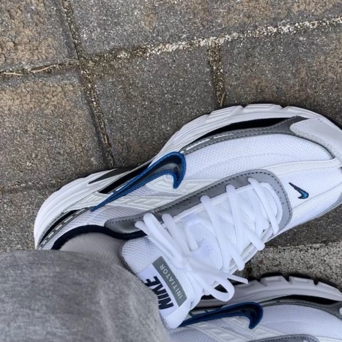 Nike Initiator White Obsidian Metallic Cool Grey 착용 스타일