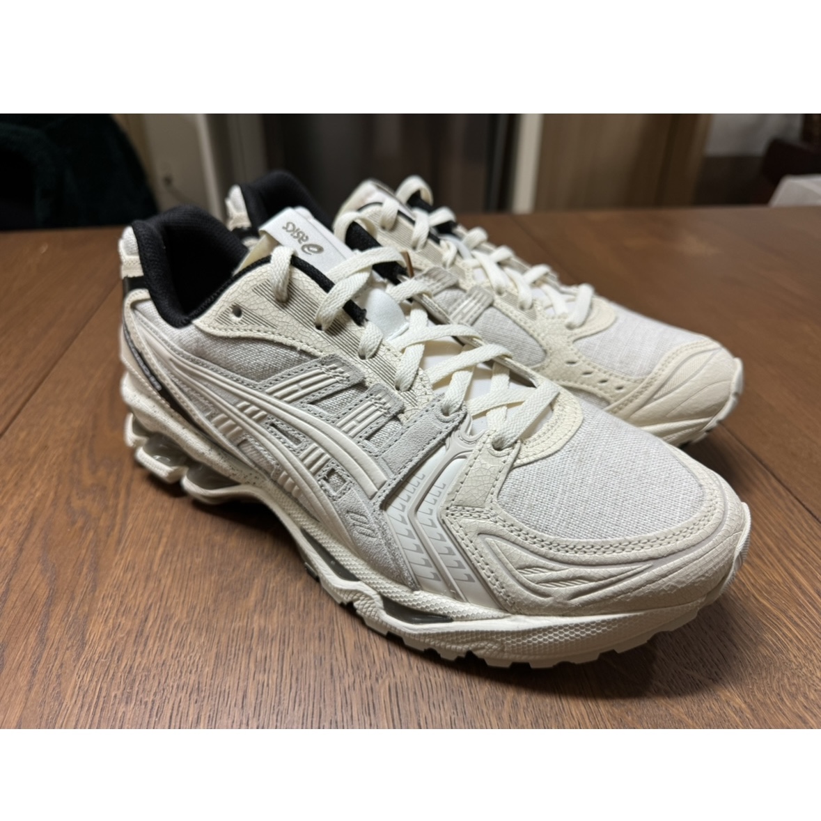 Asics Gel-Kayano 14 Imperfection Pack Cream 착용 스타일 - 1