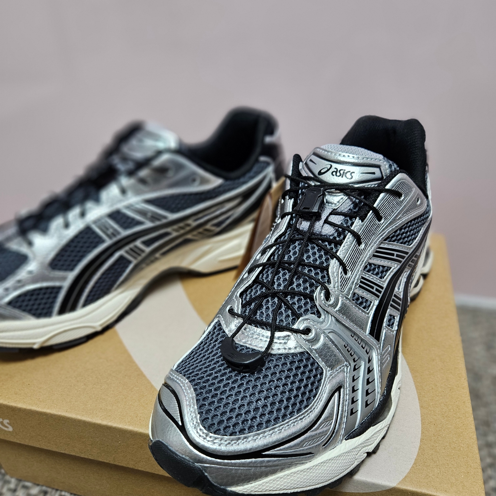 Asics Unlimited Gel-Kayano 14 Carrier Grey Black 착용 스타일 - 2
