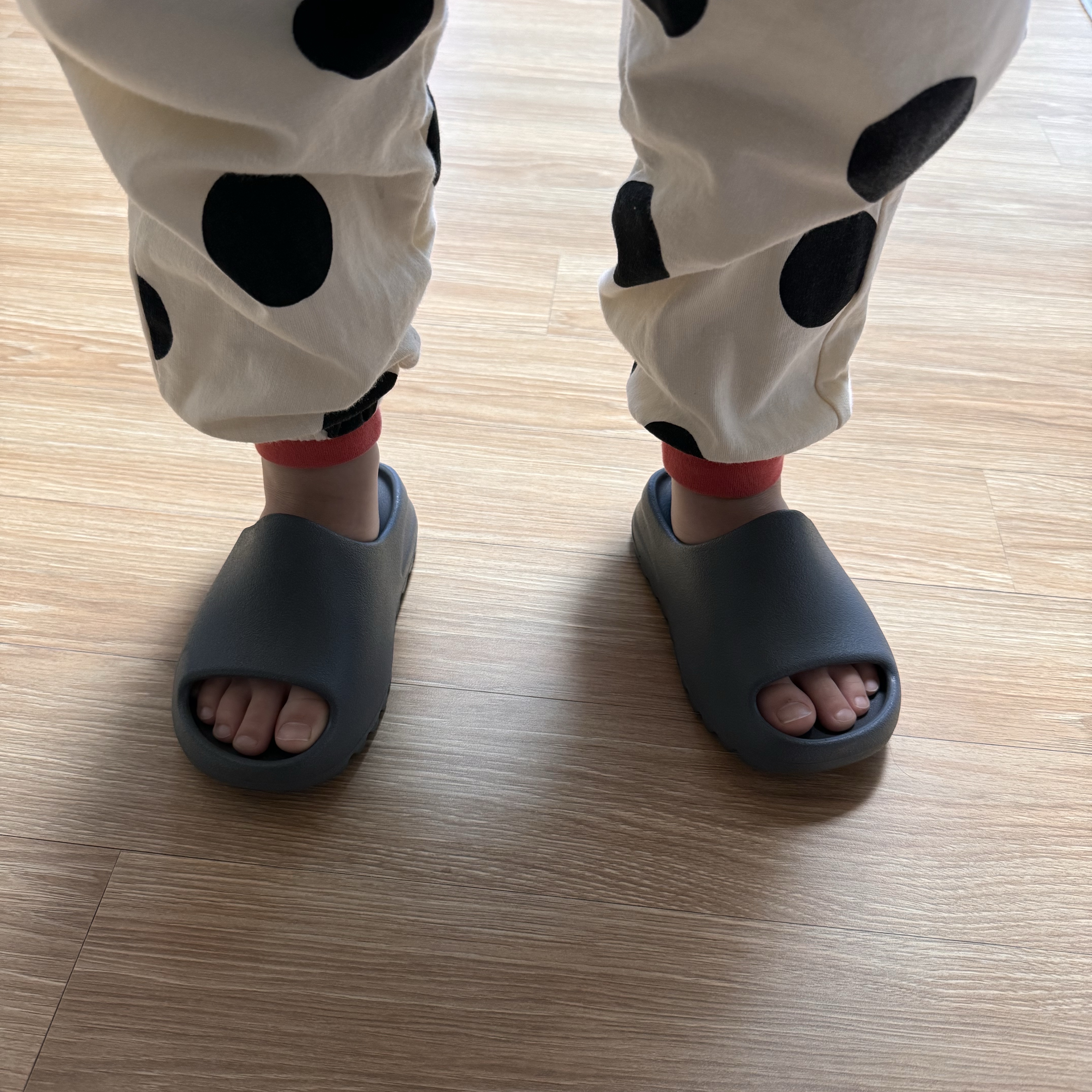(Kids) Adidas Yeezy Slide Slate Grey 착용 스타일