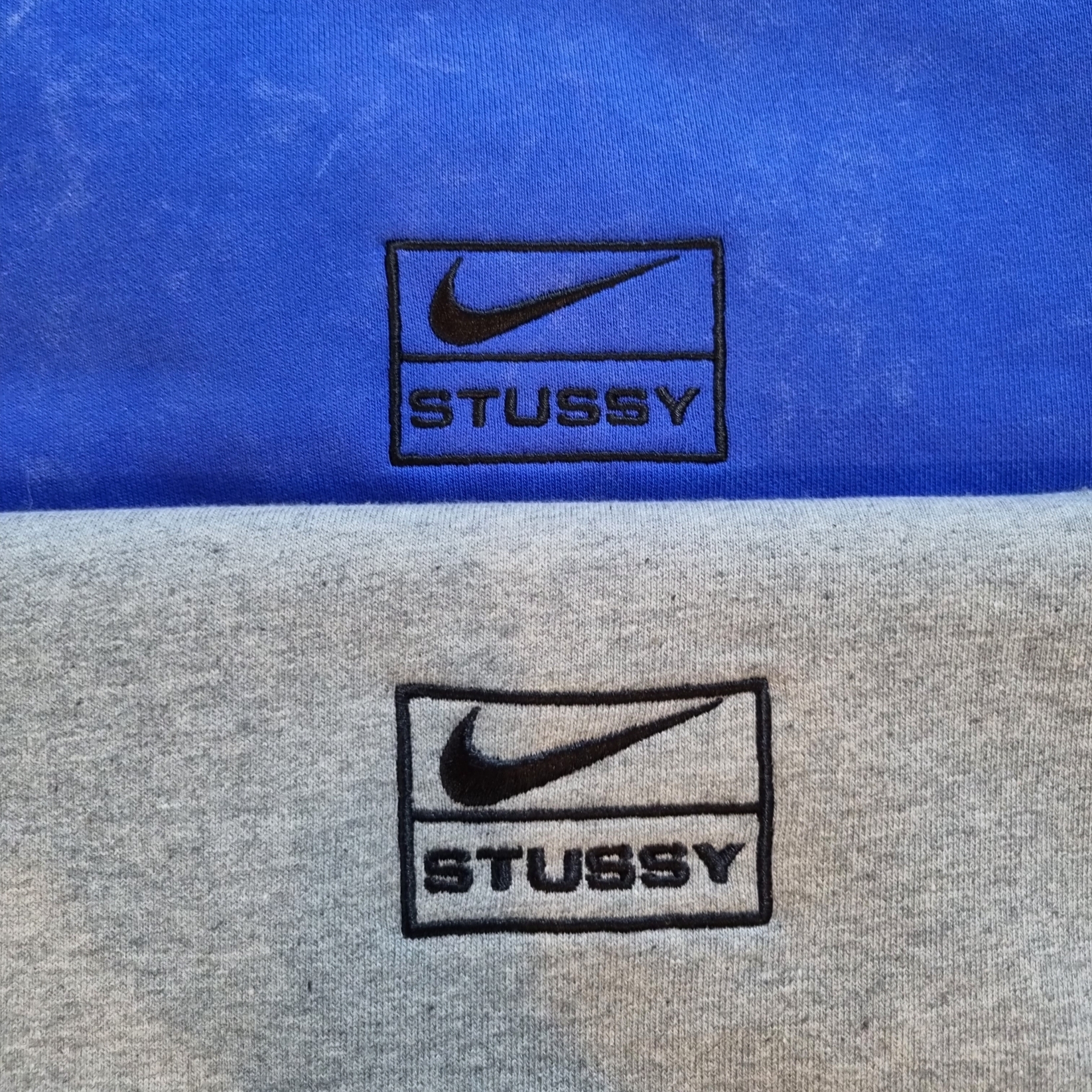 Nike x Stussy NRG Fleece Crewneck Dark Grey Heather (DO9337-063), Nike x Stussy NRG Acid Washed Crewneck Game Royal (DR4024-480) 착용 스타일