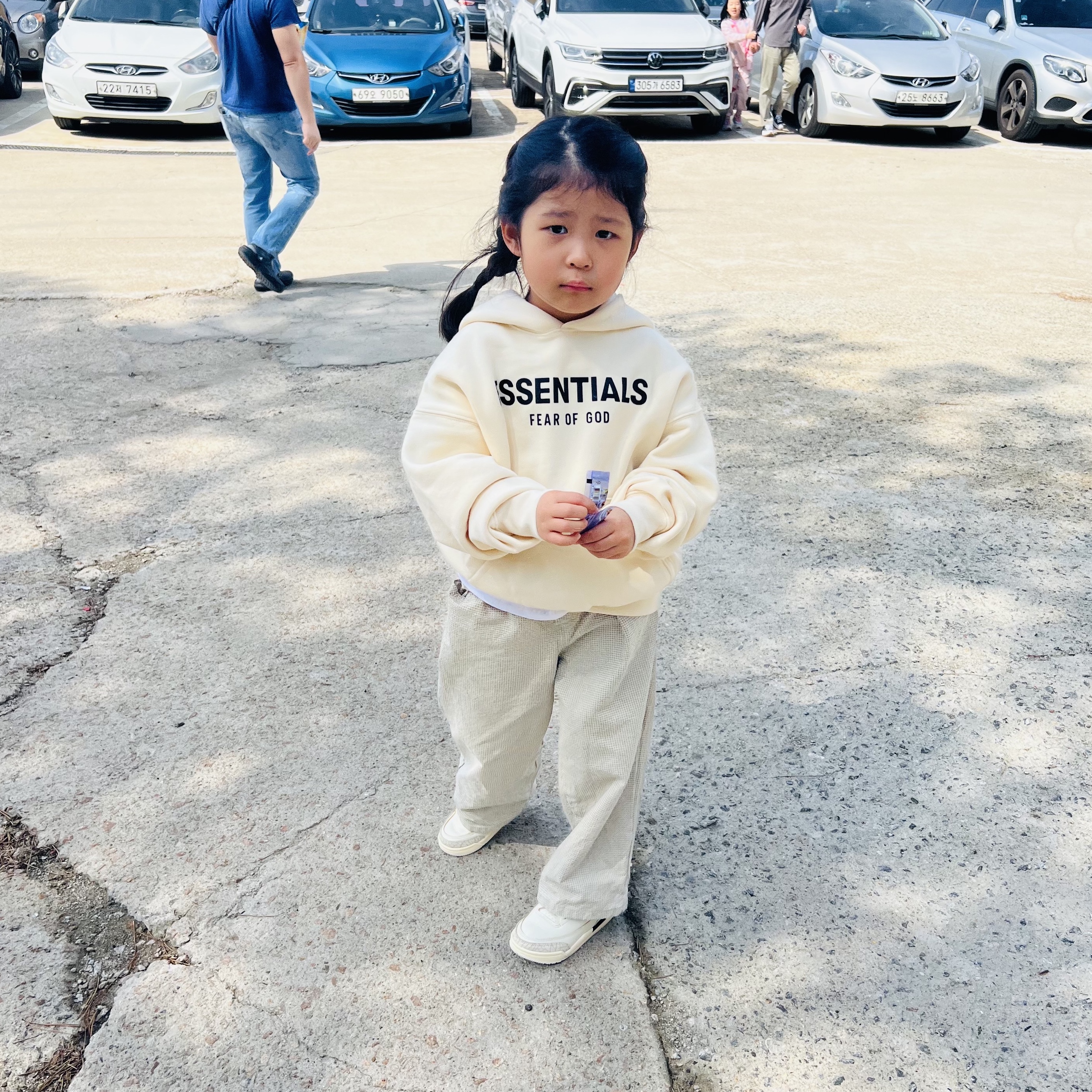 (Kids) Uniqlo UT x Kaws Short Sleeve Graphic T-Shirt White, (Kids) Uniqlo UT x Kaws Short Sleeve Graphic T-Shirt White 착용 스타일 - 7