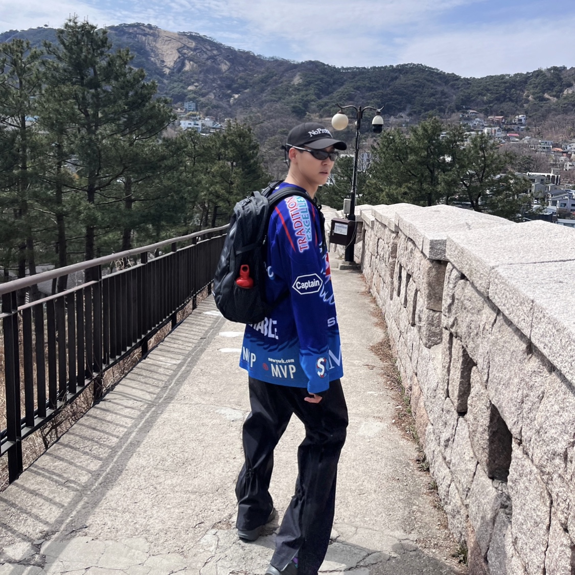 Supreme Eagle Hockey Jersey Royal - 22SS, Supreme x Sigg Traveller 0.6L Water Bottle Red - 23SS 착용 스타일 - 1