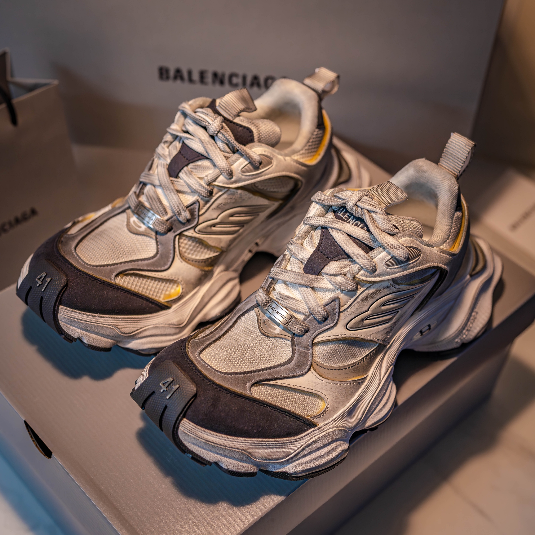 Balenciaga Cargo Sneakers White Grey 착용 스타일