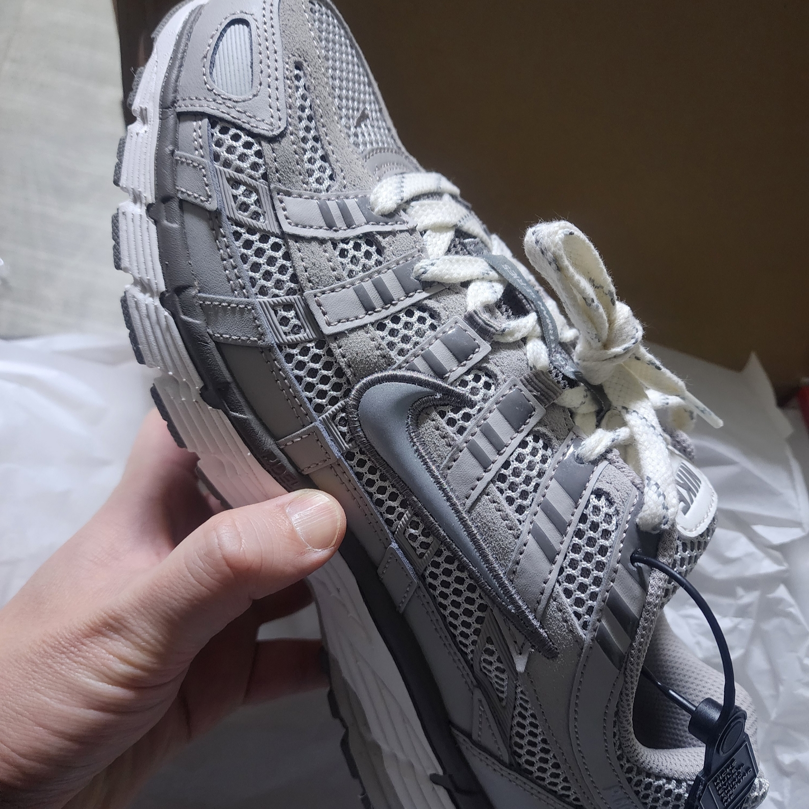 Nike P-6000 PRM Light Iron Ore 착용 스타일 - 1