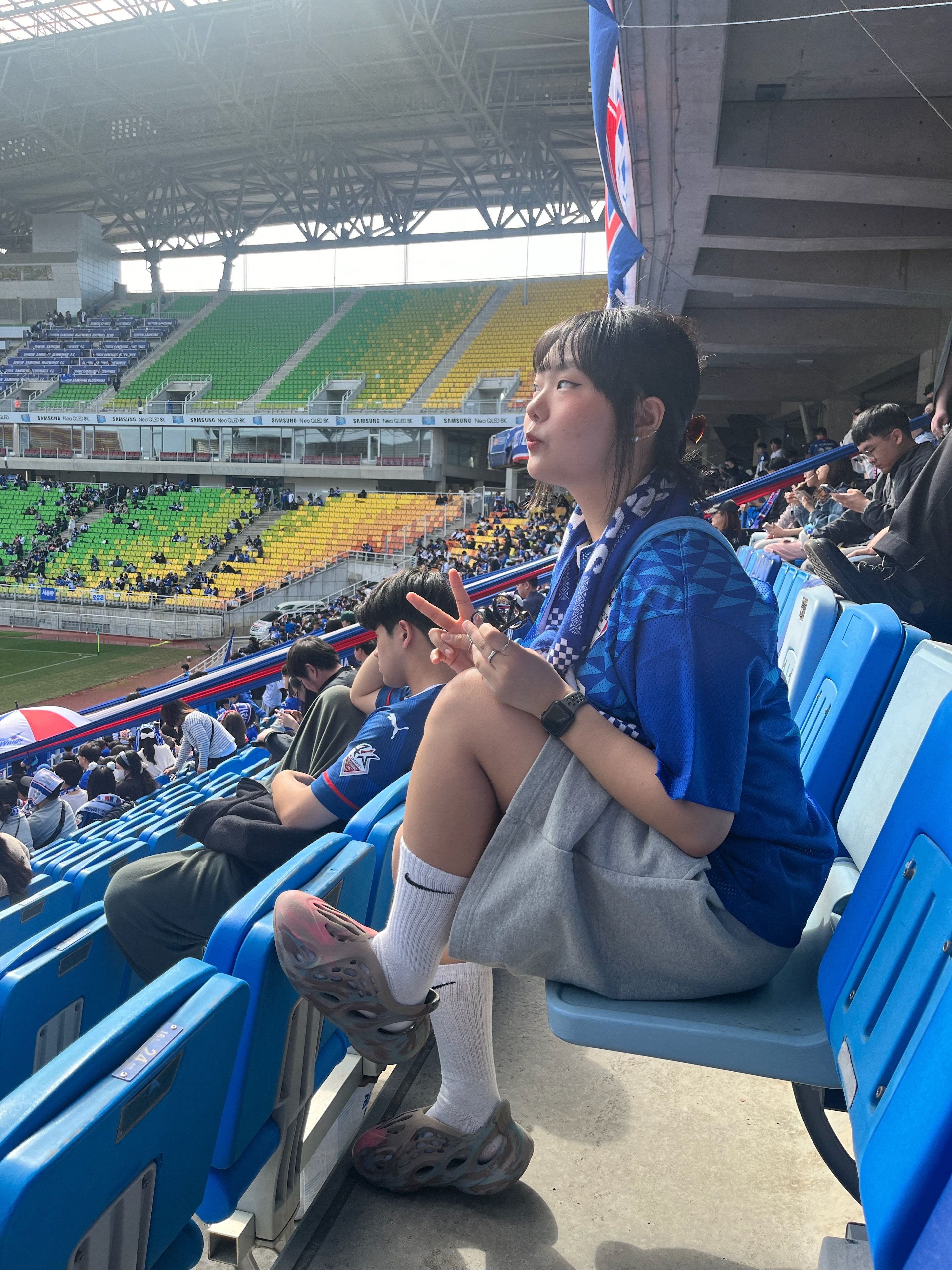 Adidas Yeezy Foam RNNR MX Sand Grey 착용 스타일 - 2