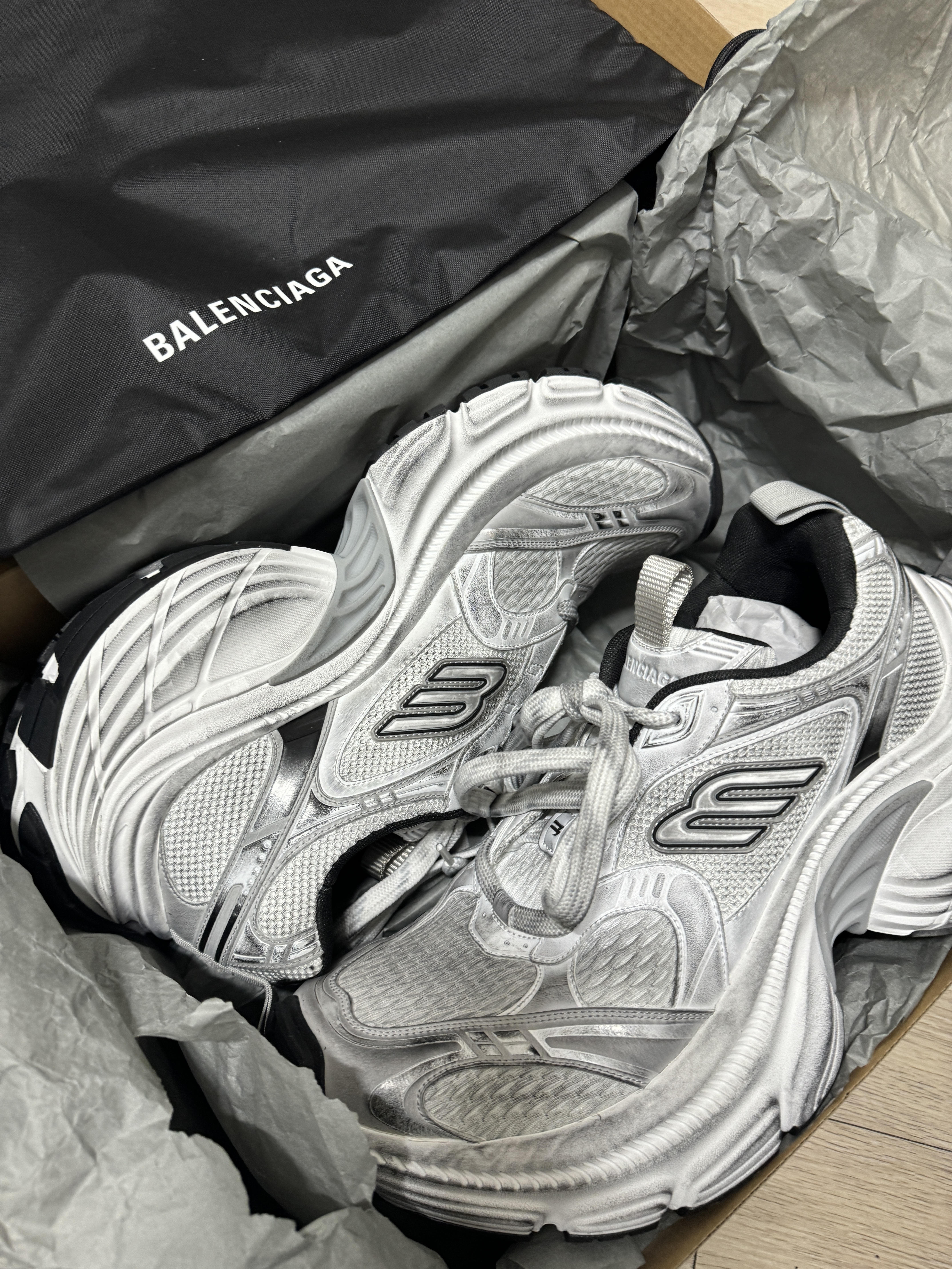 Balenciaga 10XL Sneakers White Black Grey, Balenciaga Cargo Sneakers Grey Black Yellow 착용 스타일 - 2