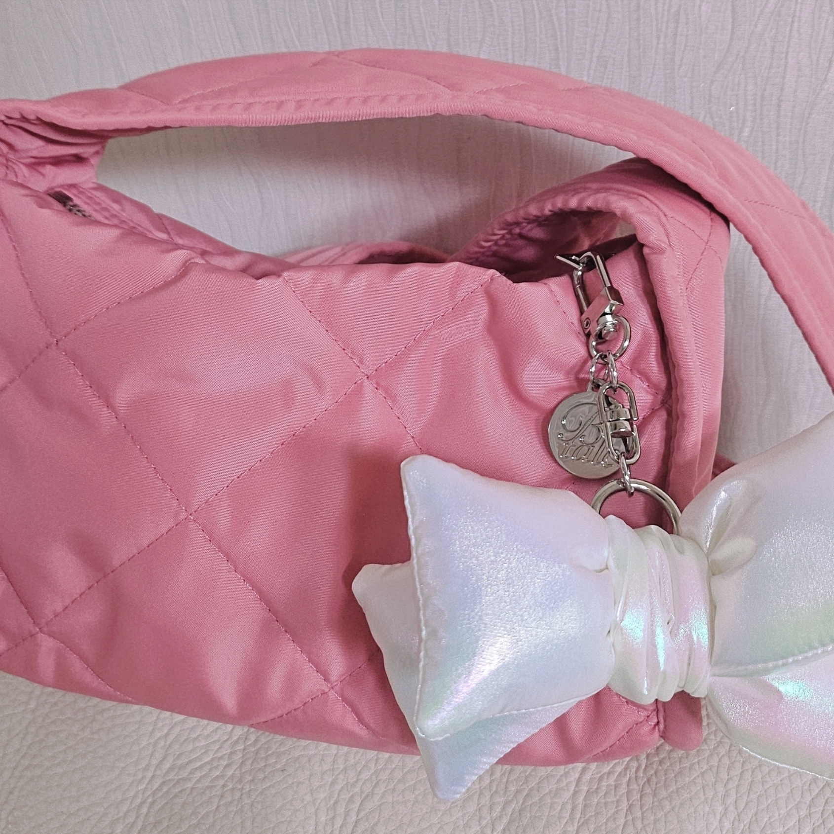 COS Diamond Quilted Mini Crossbody Bag Pink, [KREAM 단독] Bloomingtale Padded Ribbon Keyring White 착용 스타일