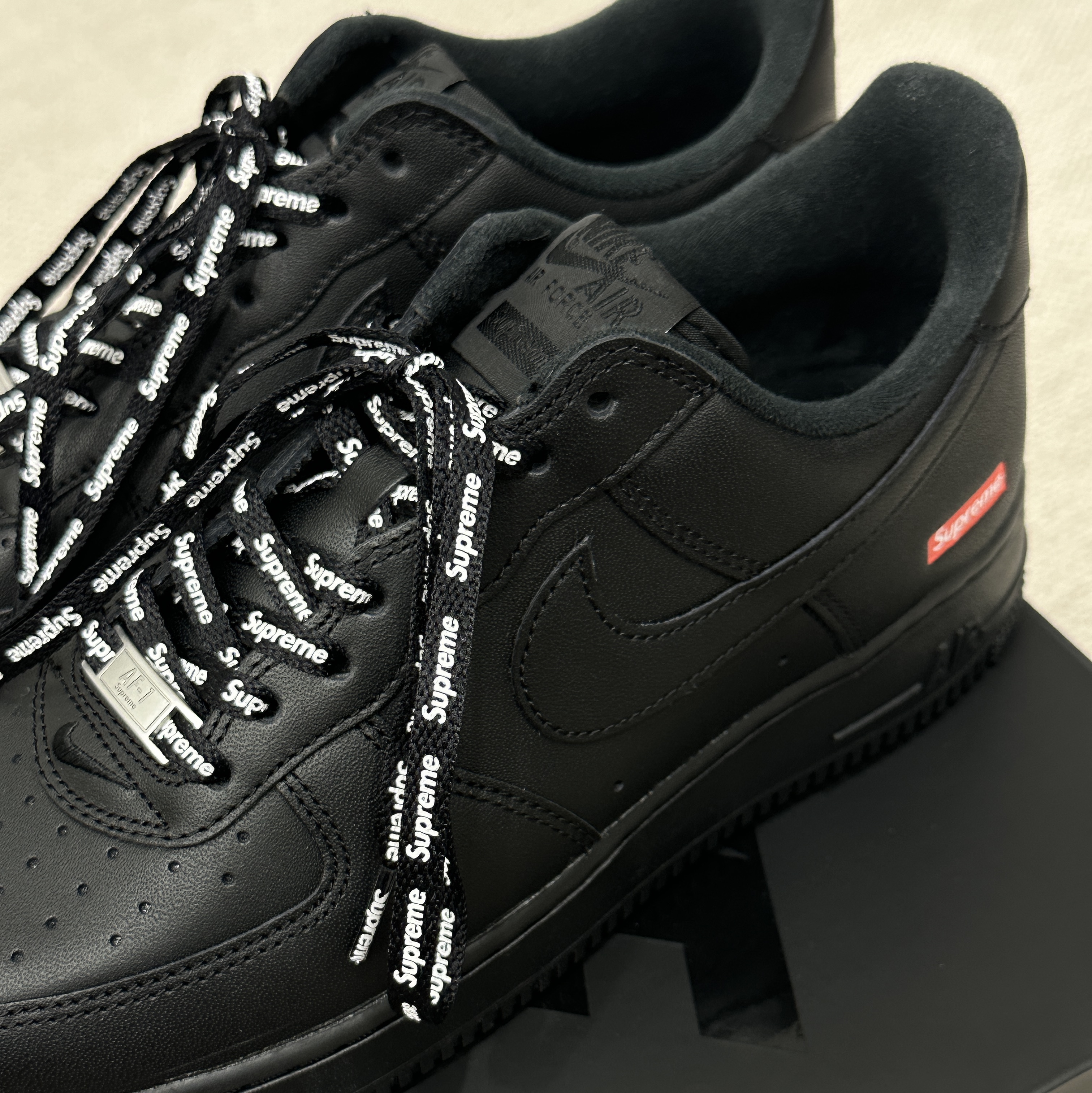 Nike x Supreme Air Force 1 Low Black 착용 스타일 - 1
