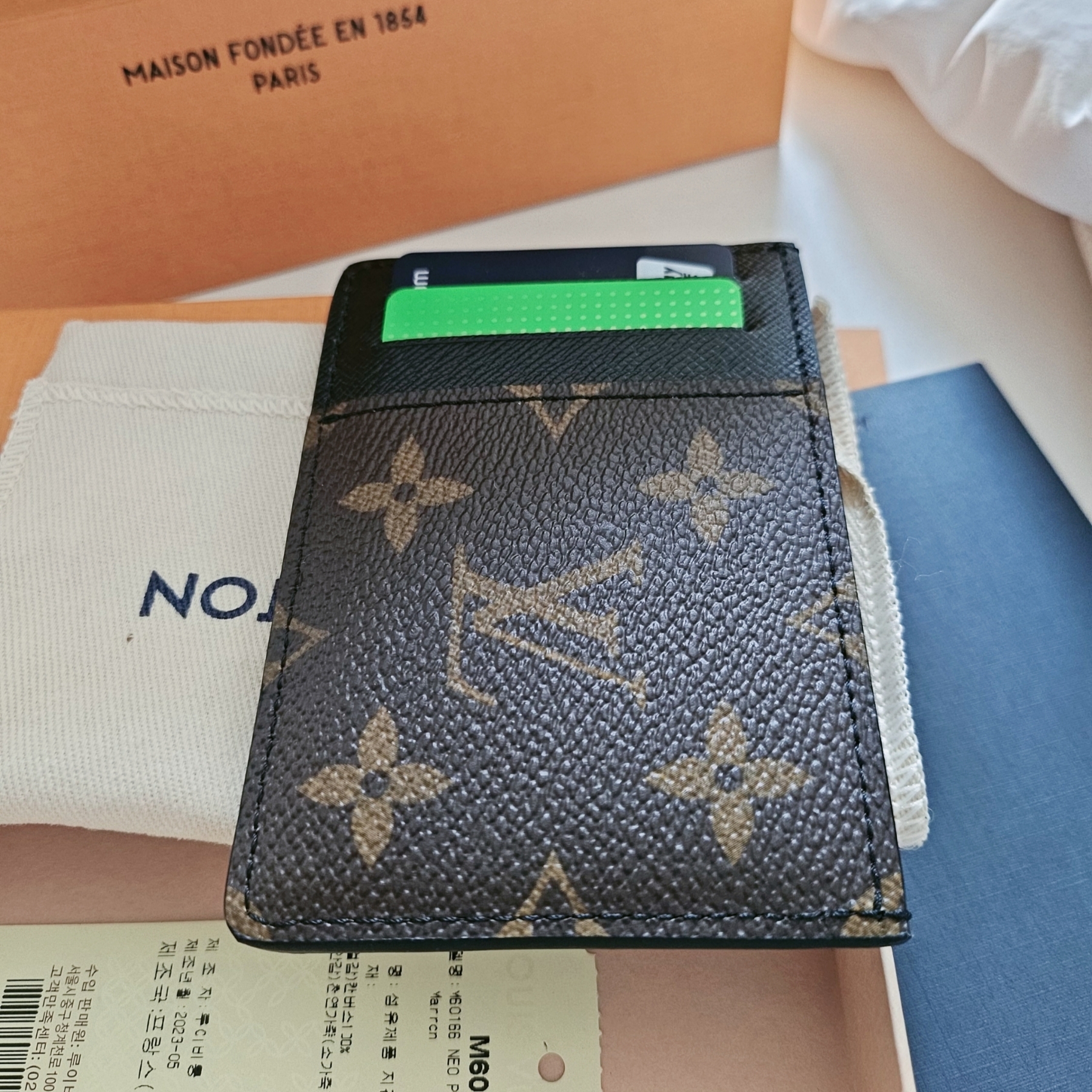 Louis Vuitton Neo Card Holder Monogram Macassar 착용 스타일 - 3