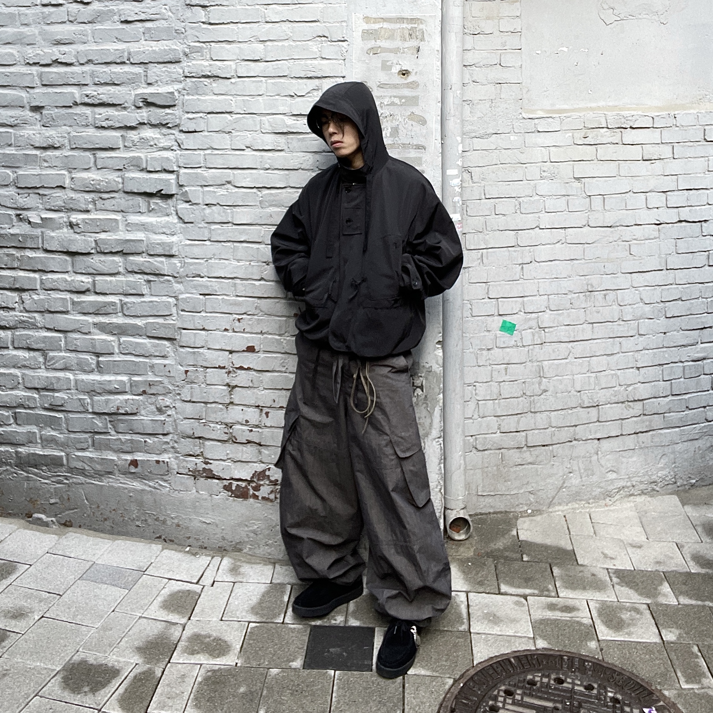 Our Legacy Ladon Leather Keychain Olive, Sculptor Oldschool Slouchy Backpack Black 착용 스타일 - 2