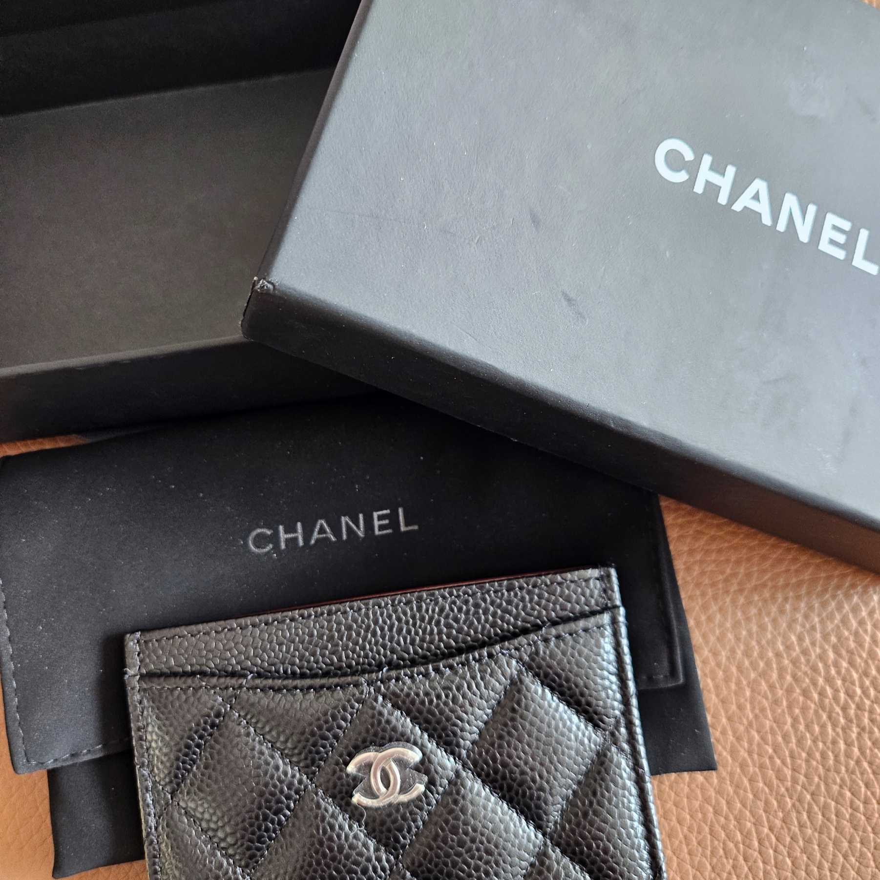 Chanel Classic Card Holder Grained Calfskin & Silver Black 착용 스타일