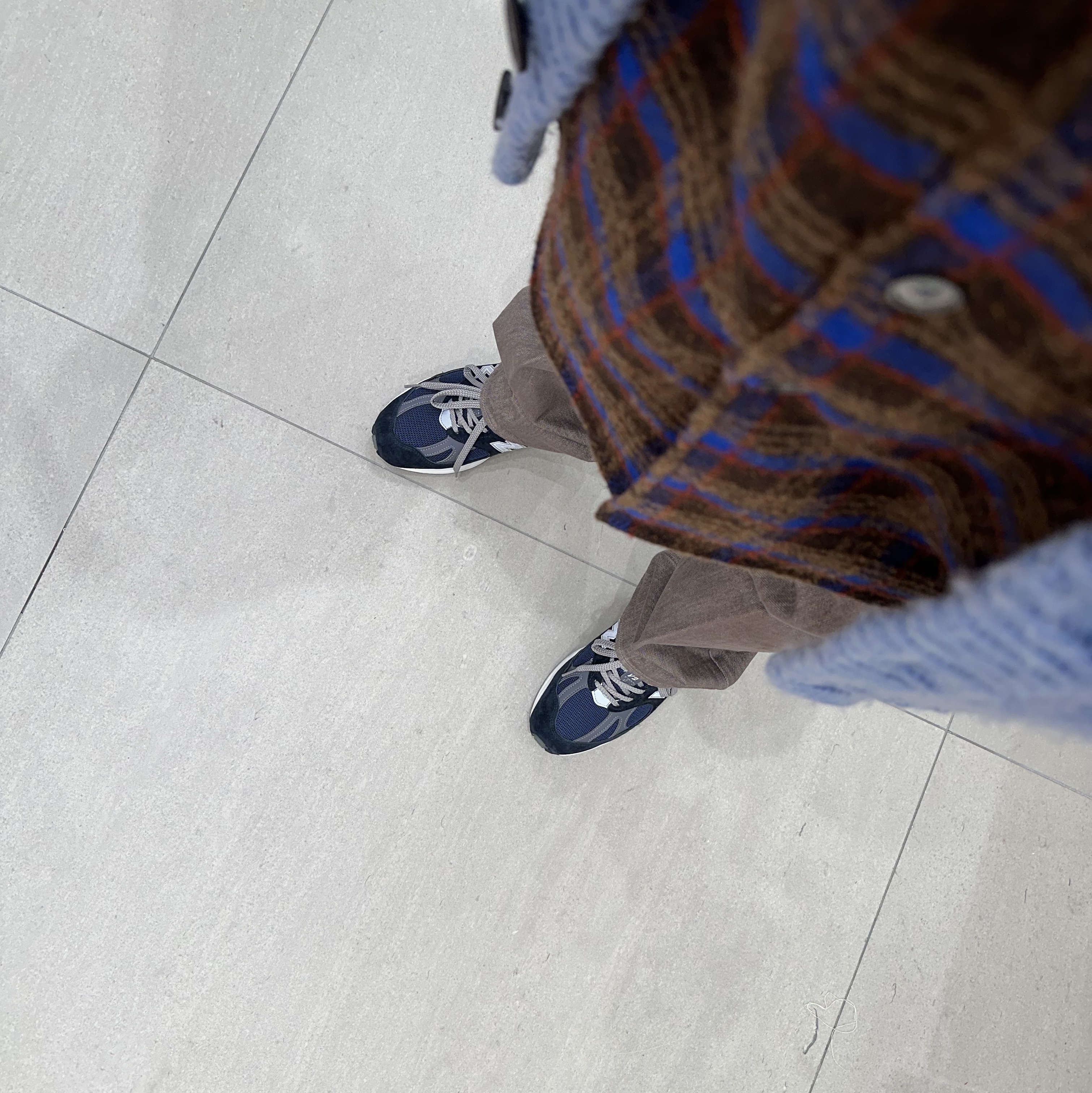 Auralee Hard Twist Brown Denim 5P Pants Mocha Brown - 23AW, New Balance 991v2 Made in UK Dark Navy Smoked Pearl 착용 스타일