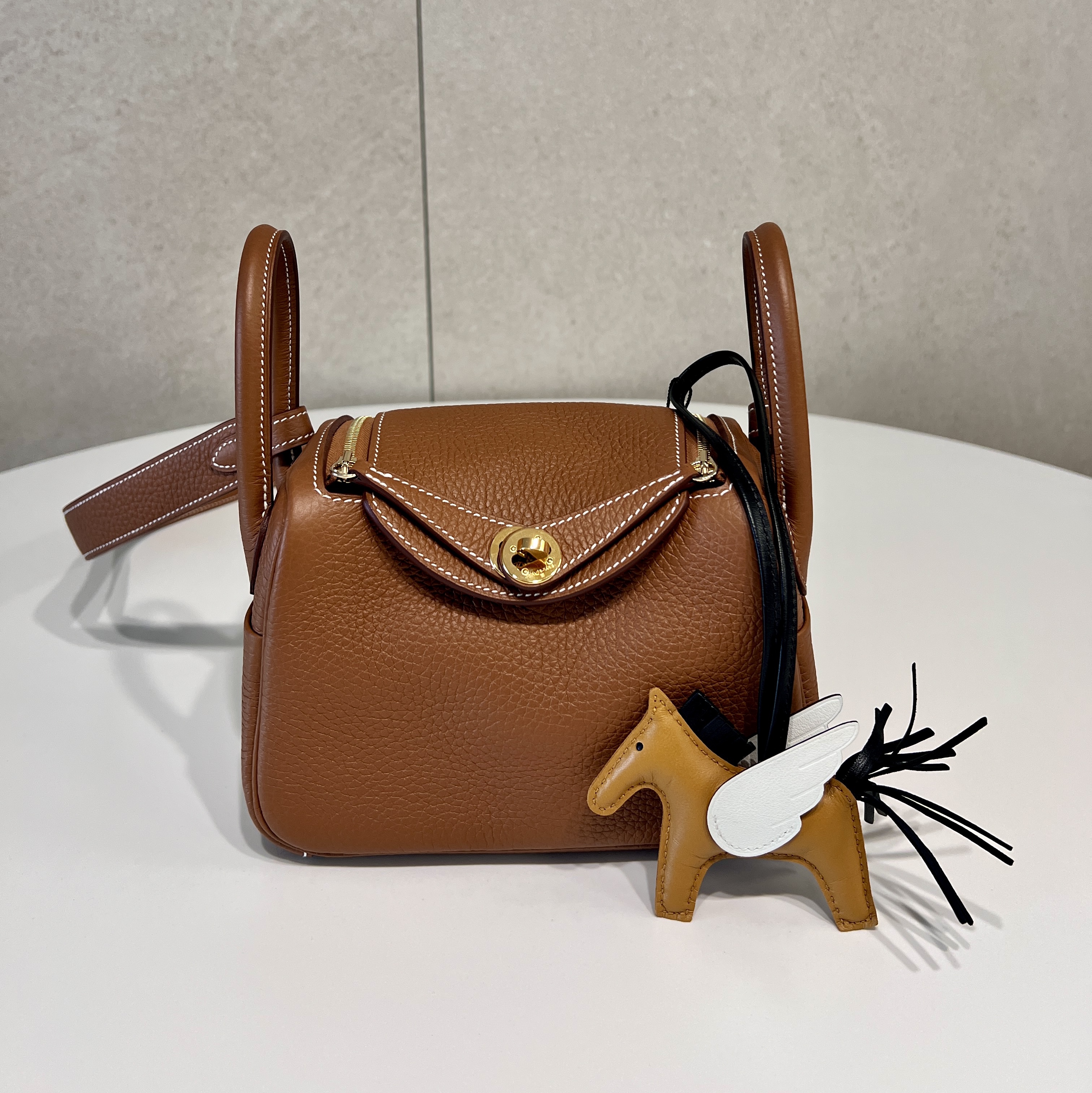 Hermes Rodeo Pegase PM Charm Milo Swift & Chai Noir Nata 착용 스타일 - 2