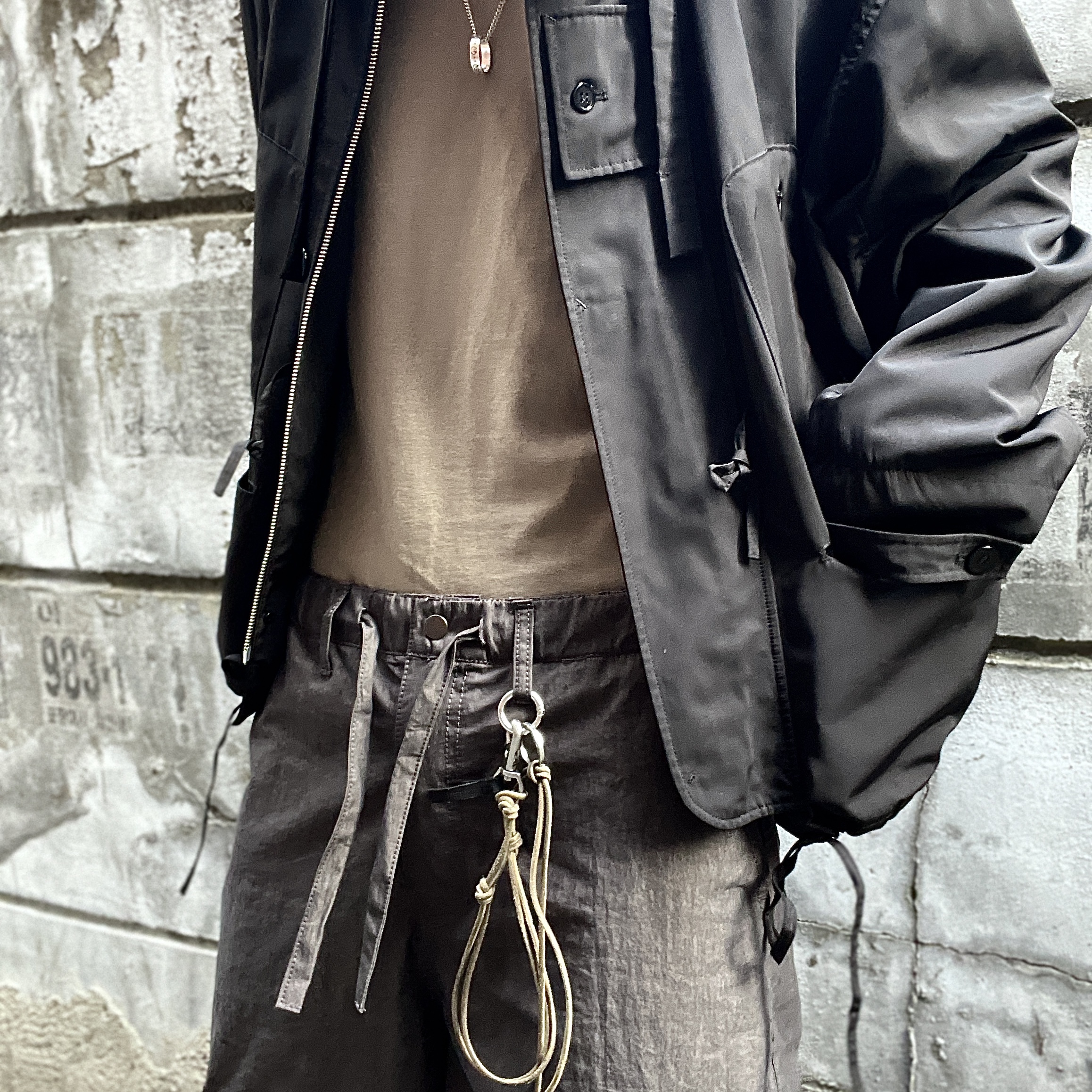 Our Legacy Ladon Leather Keychain Olive, Sculptor Oldschool Slouchy Backpack Black 착용 스타일 - 7