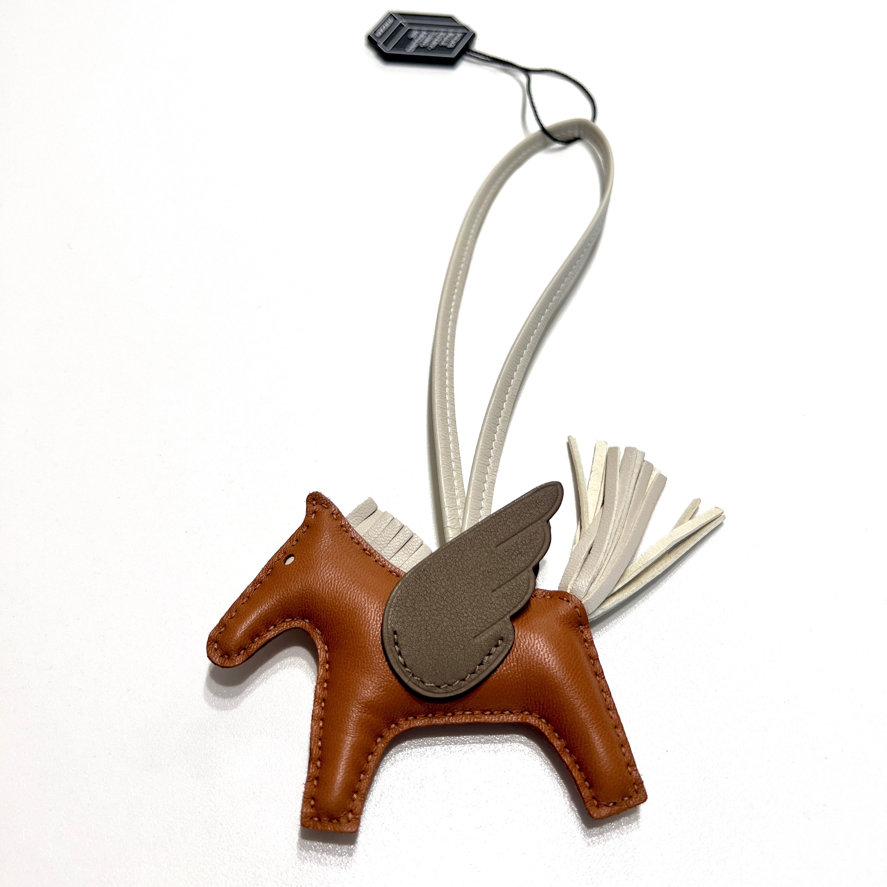 Hermes Rodeo Pegase PM Charm Milo Swift & Gold Craie Etoupe 착용 스타일 - 1