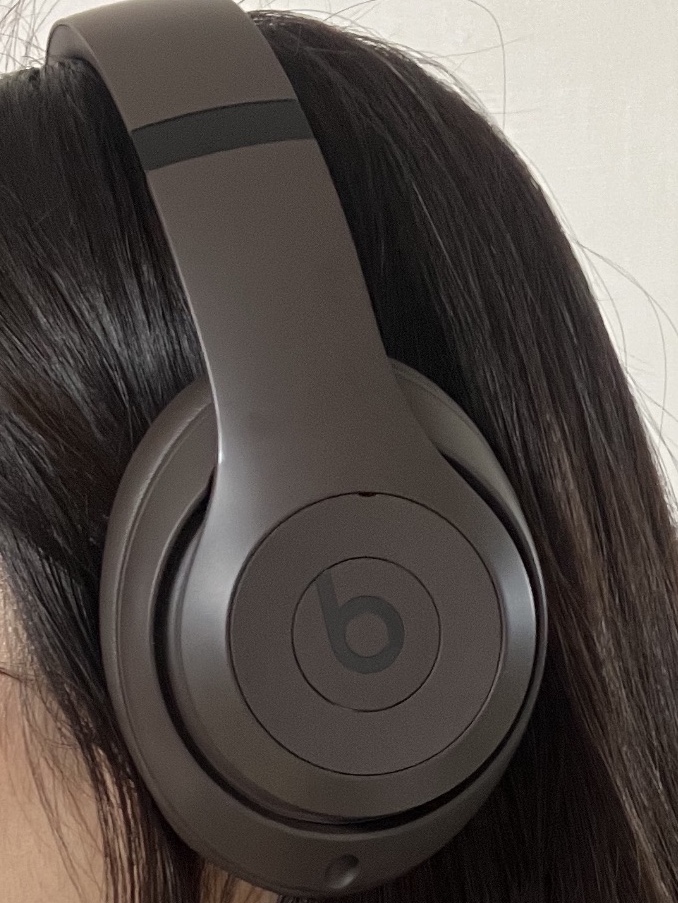 Beats Studio Pro Wireless Over Ear Headphone Deep Brown (Korean Ver.) 착용 스타일 - 2