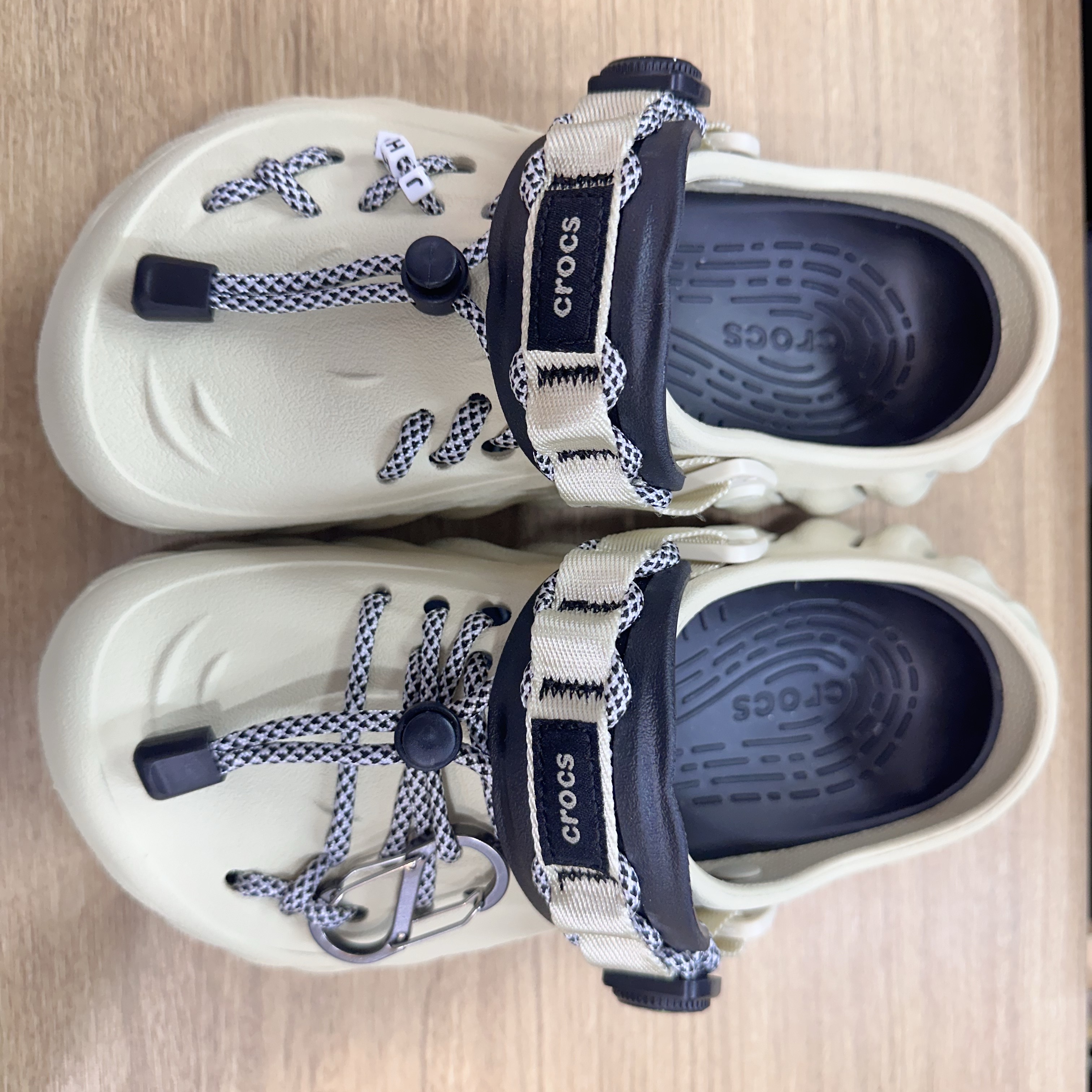 Crocs Echo Clog Bone Black 착용 스타일