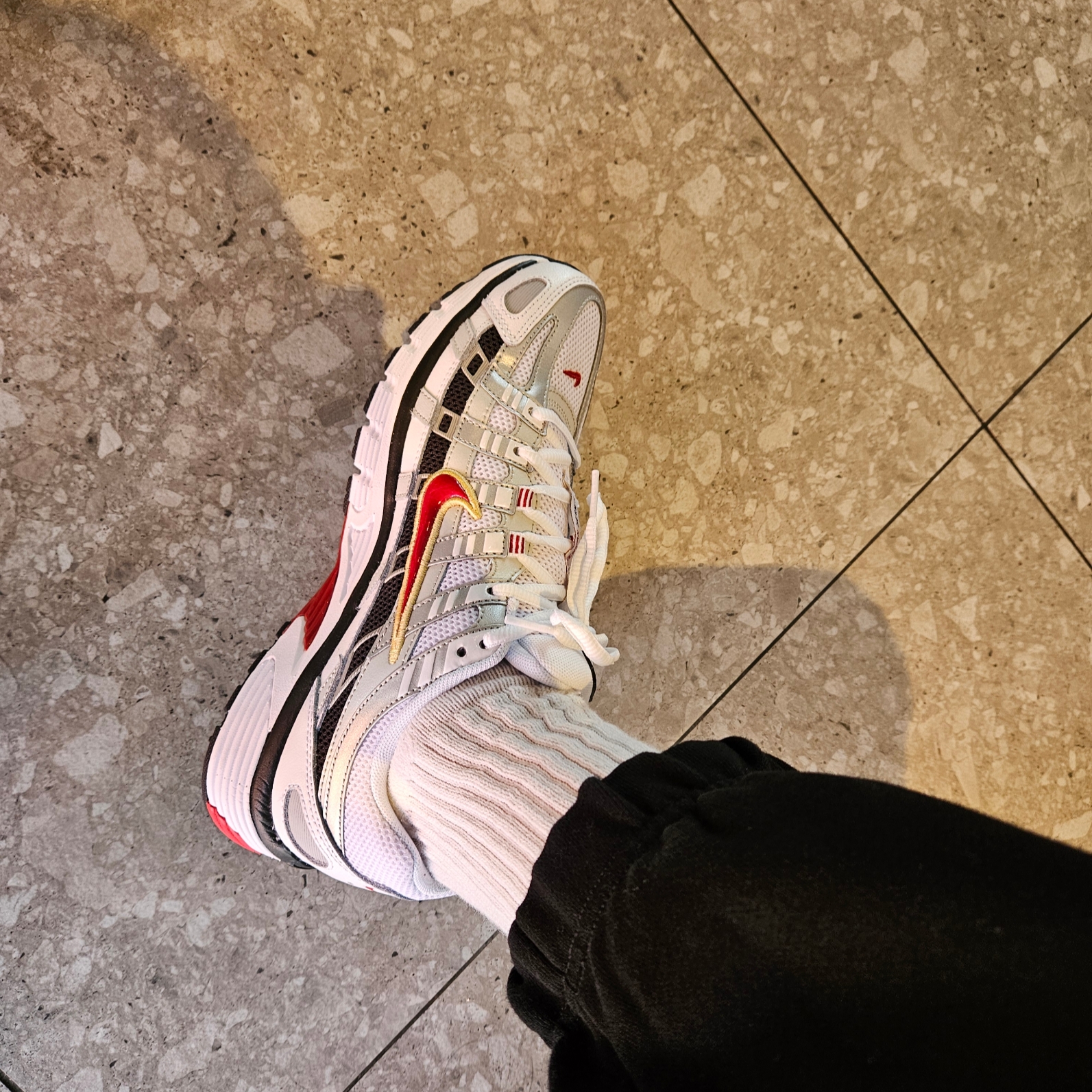 Nike P-6000 White Varsity Red 착용 스타일
