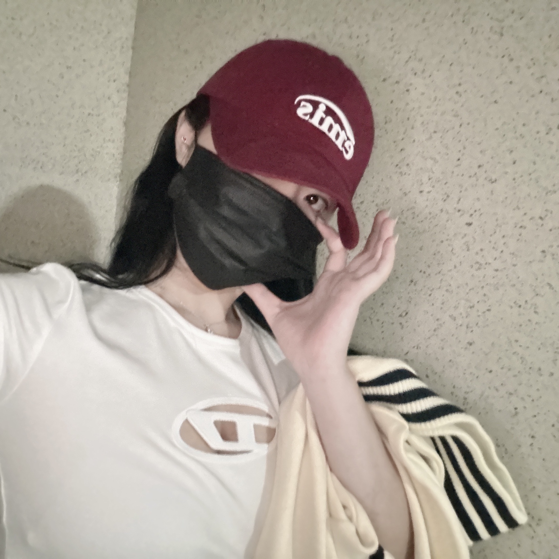 (W) Diesel T-Angie Peekaboo Logo T-Shirt White, Emis New Logo Emis Cap Burgundy 착용 스타일