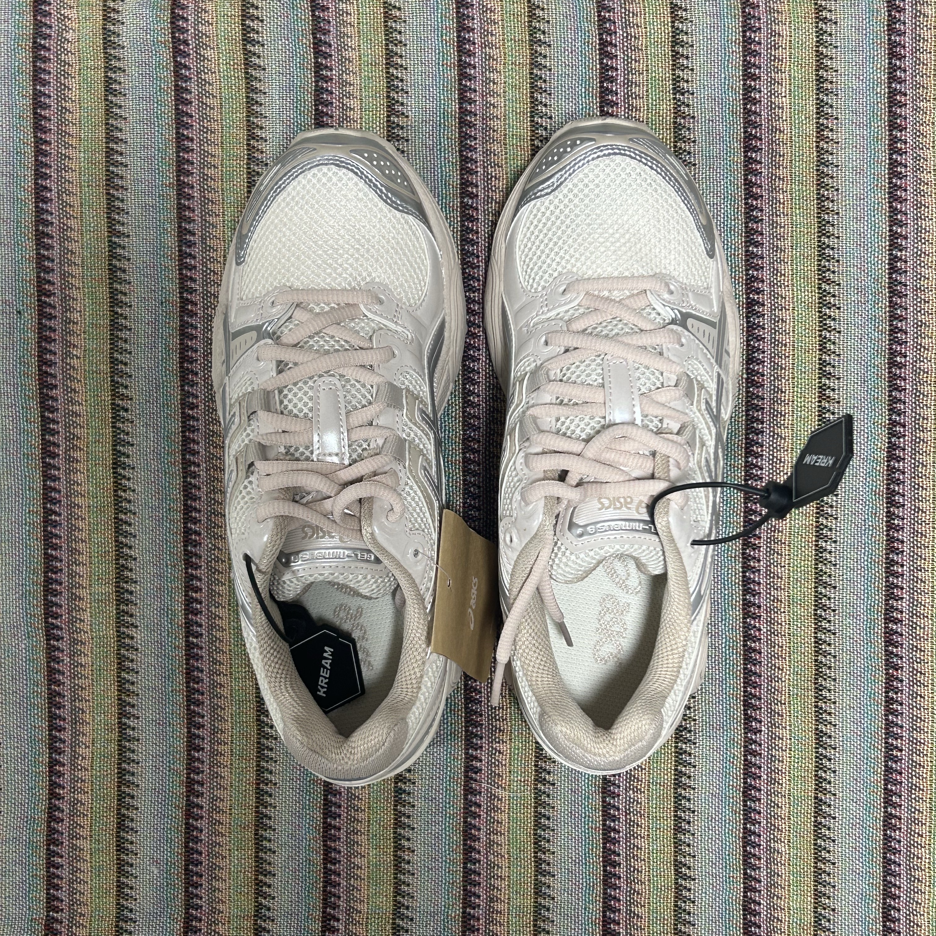 (W) Asics Gel-Nimbus 9 Cream Mineral Beige 착용 스타일 - 2