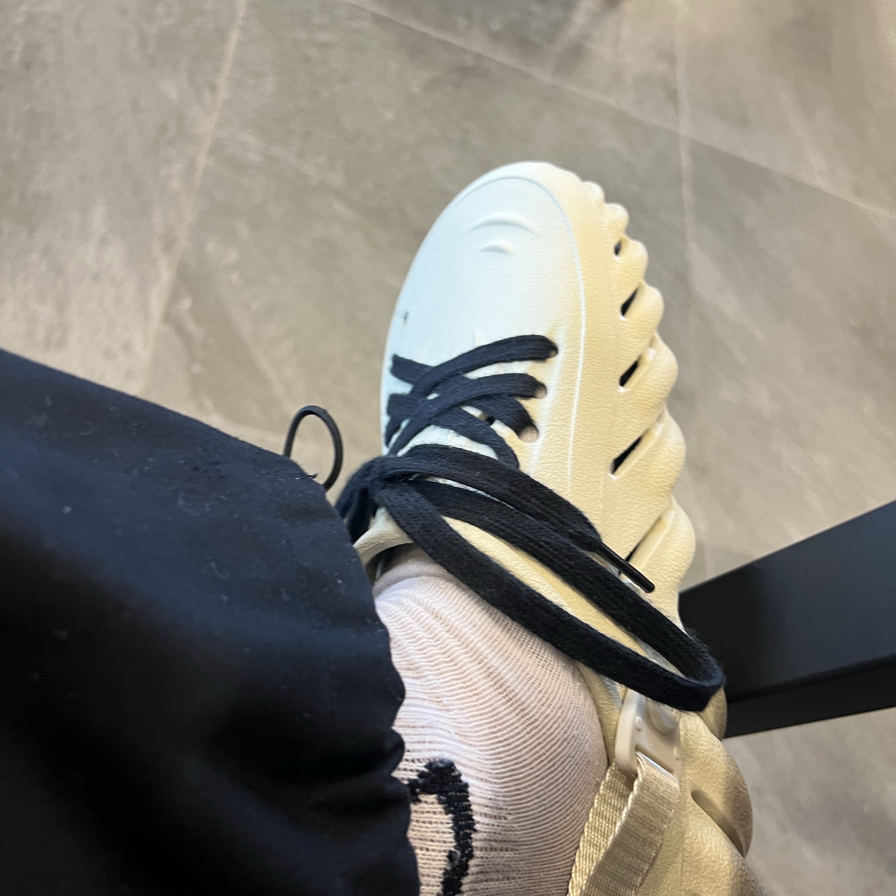 Crocs Echo Clog Bone Black 착용 스타일