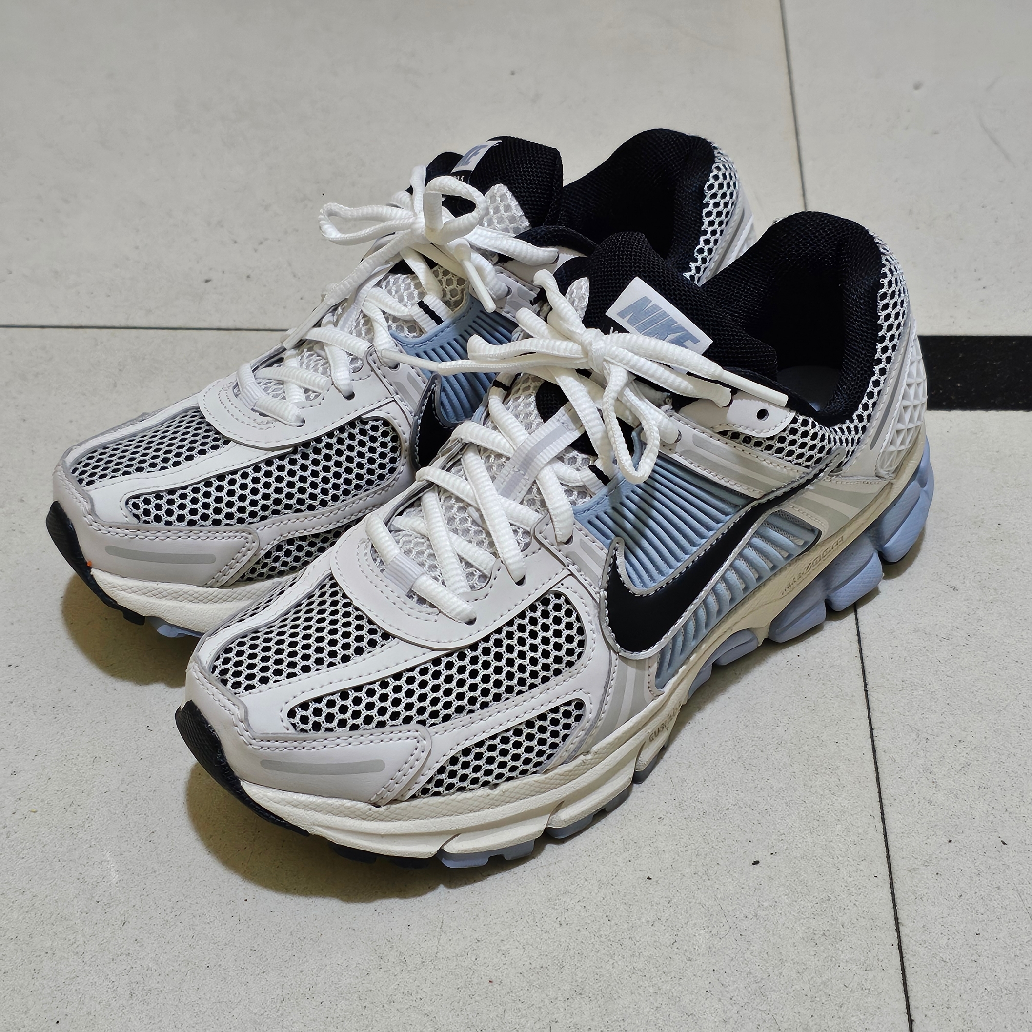 (W) Nike Zoom Vomero 5 Cobblestone and Flat Pewter, (W) Nike Zoom Vomero 5 Platinum Tint Black 착용 스타일 - 5