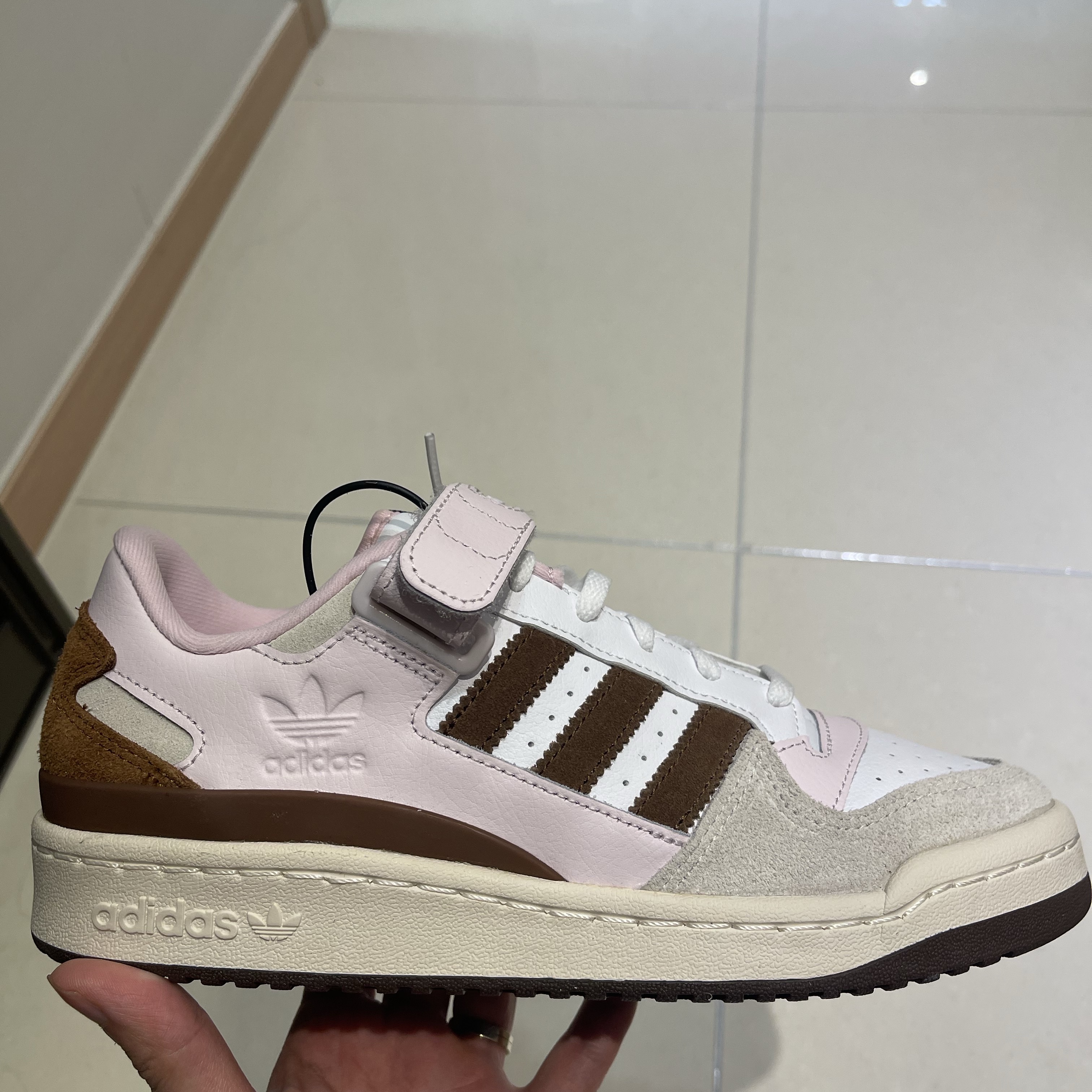 (W) Adidas Forum Low Cloud White Pantone 착용 스타일
