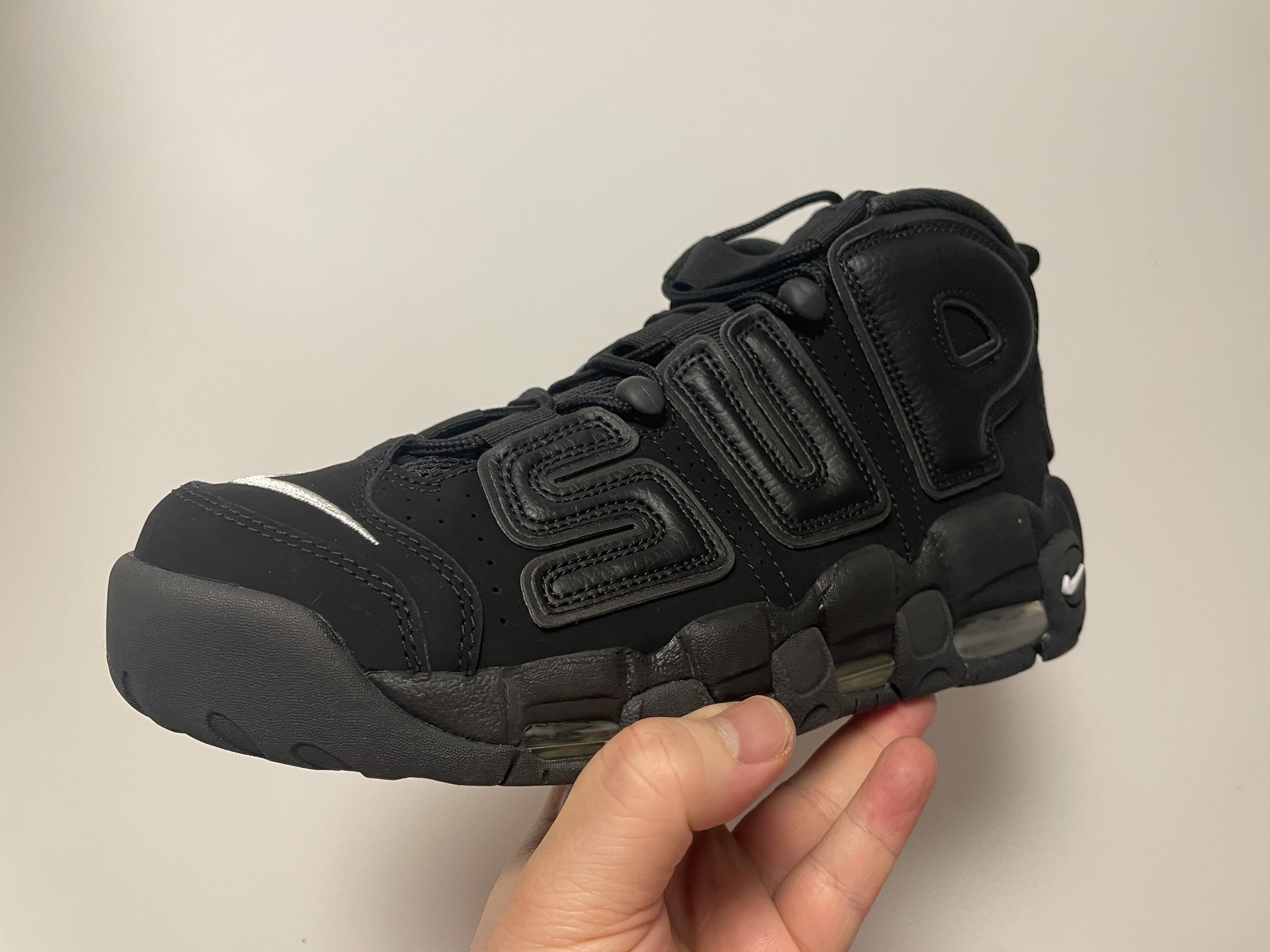 Nike x Supreme Air More Uptempo Suptempo Black 착용 스타일 - 3