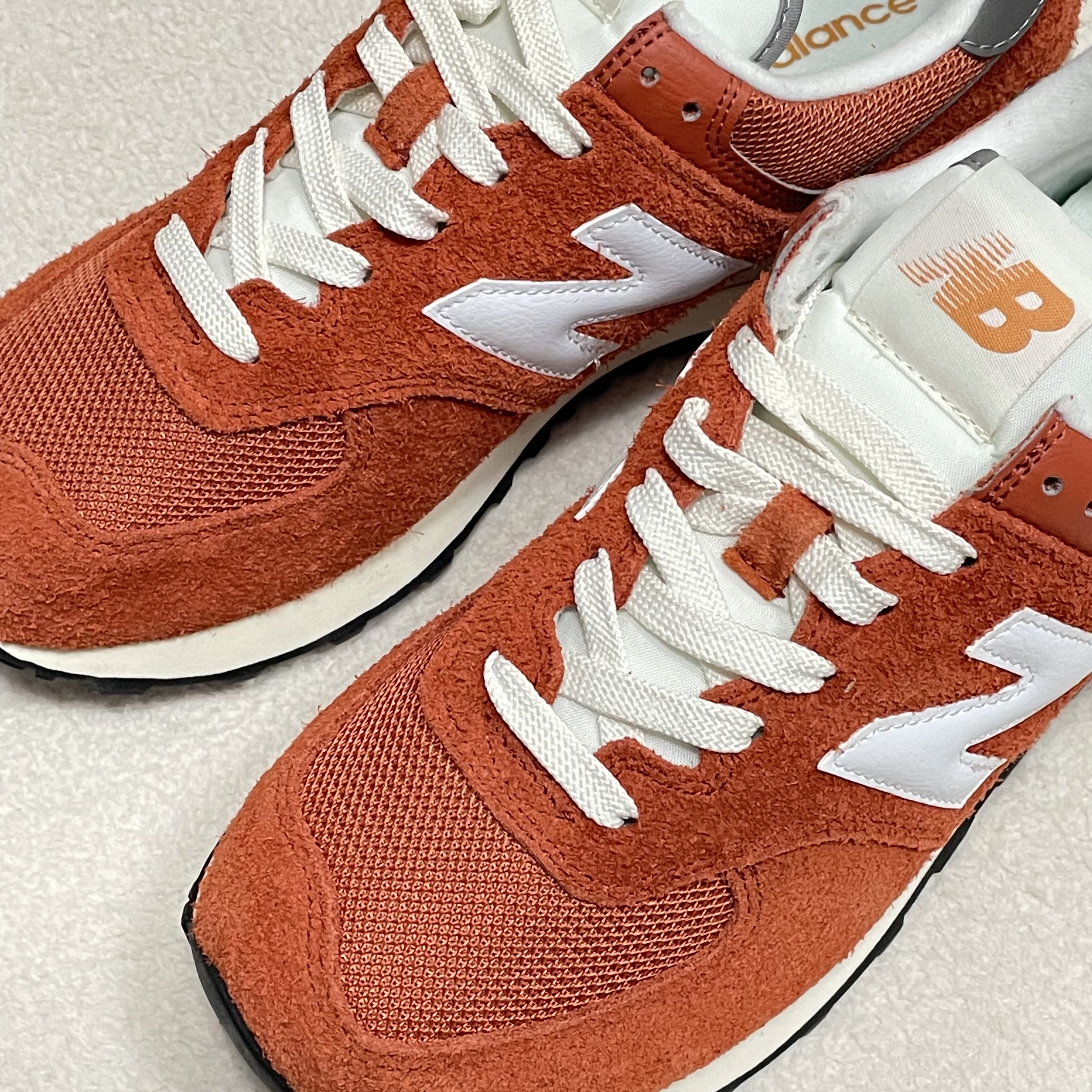 New Balance 574 Heritage Orange Burst White 착용 스타일 - 2