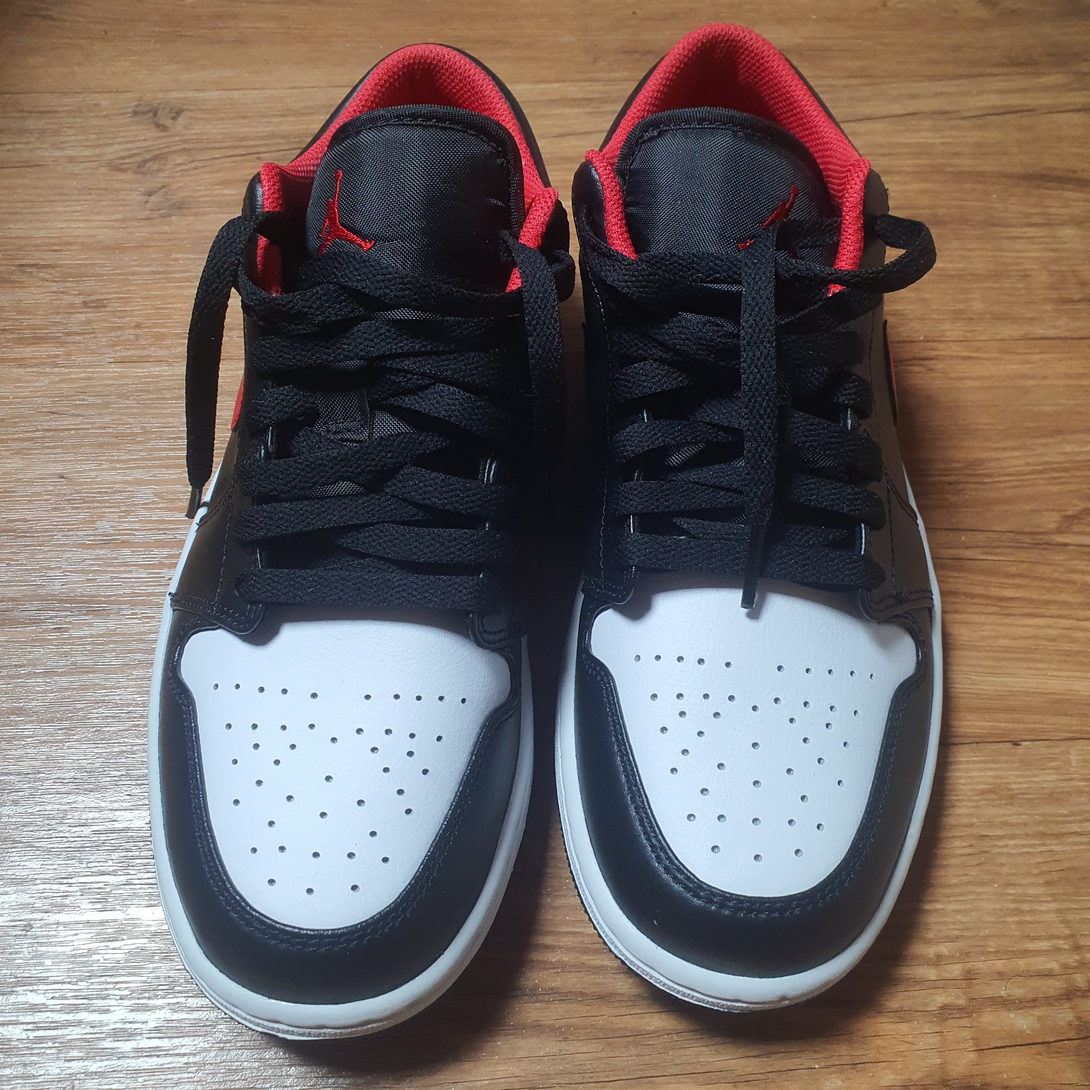 Jordan 1 Low Black Fire Red 착용 스타일 - 2