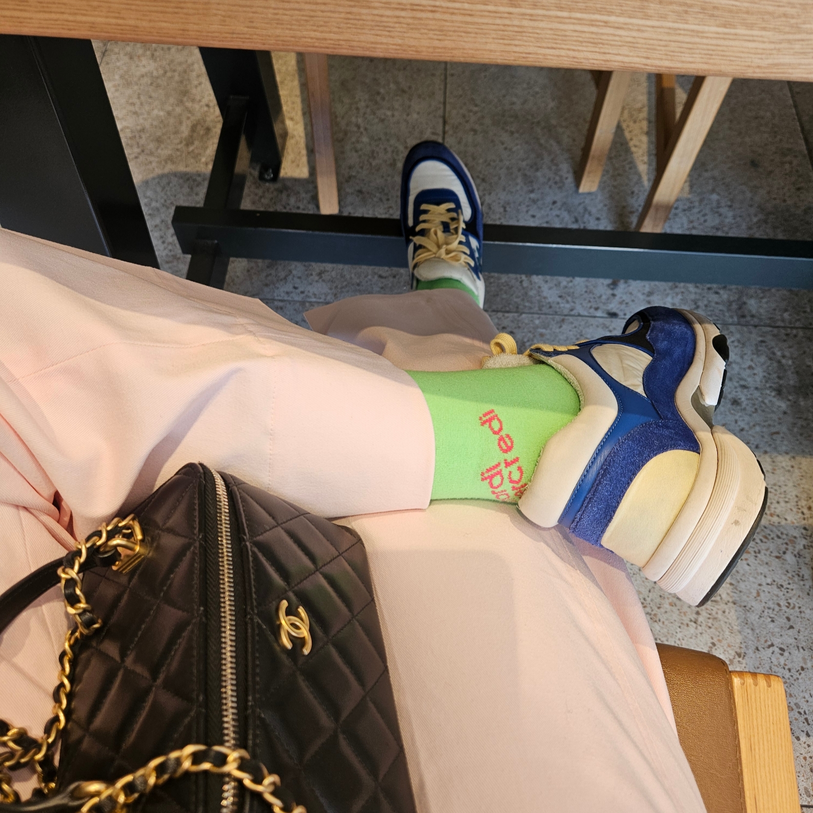 (W) Chanel Sneakers Fabric Suede Calfskin & Multicolor, Chanel Vanity With Chain Lambskin & Gold Black 착용 스타일 - 1