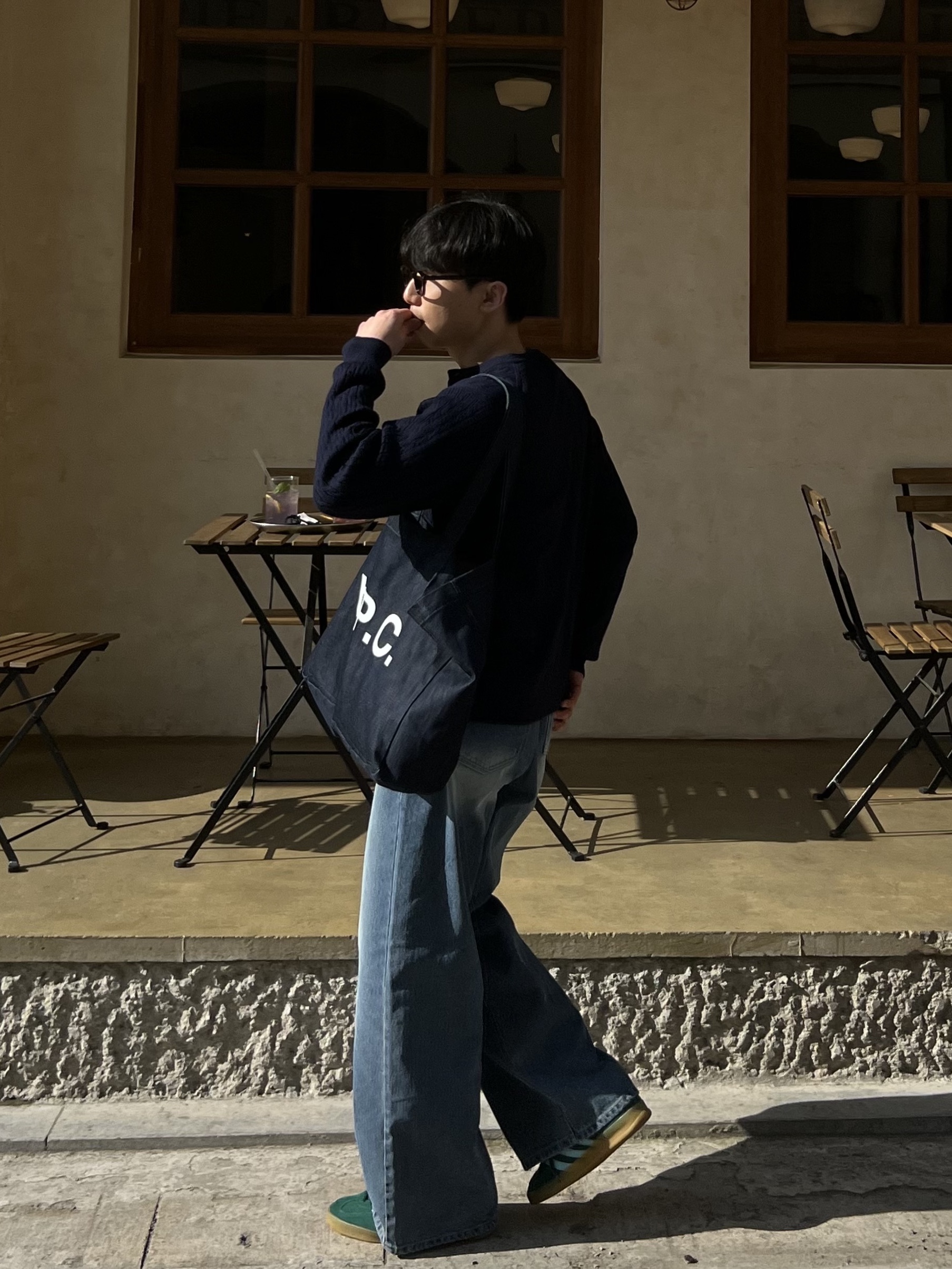 A.P.C. Daniela Shopping Bag Indigo, Adidas Gazelle Indoor Collegiate Green Hazy Sky 착용 스타일 - 4
