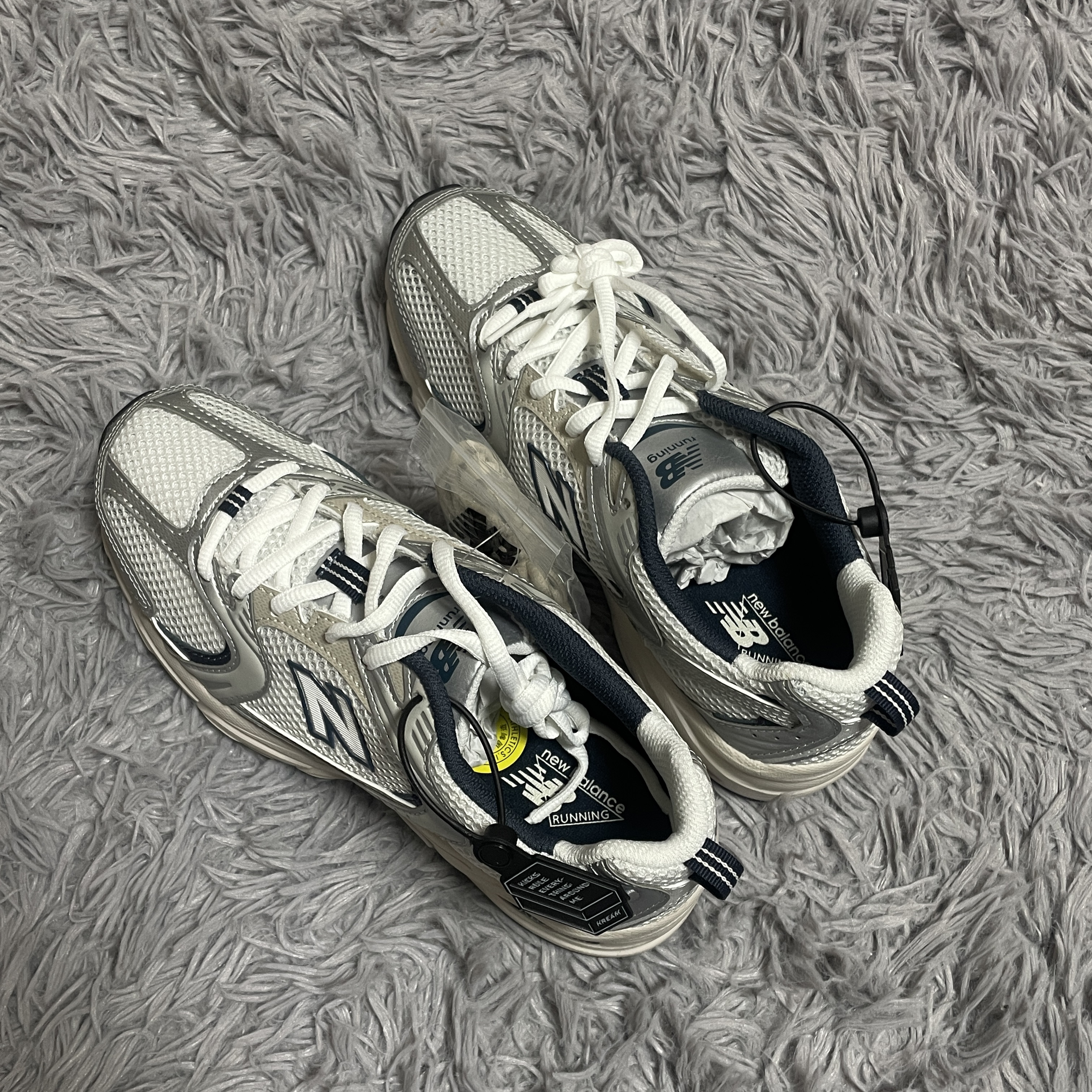 New Balance 530 Steel Grey 착용 스타일 - 2