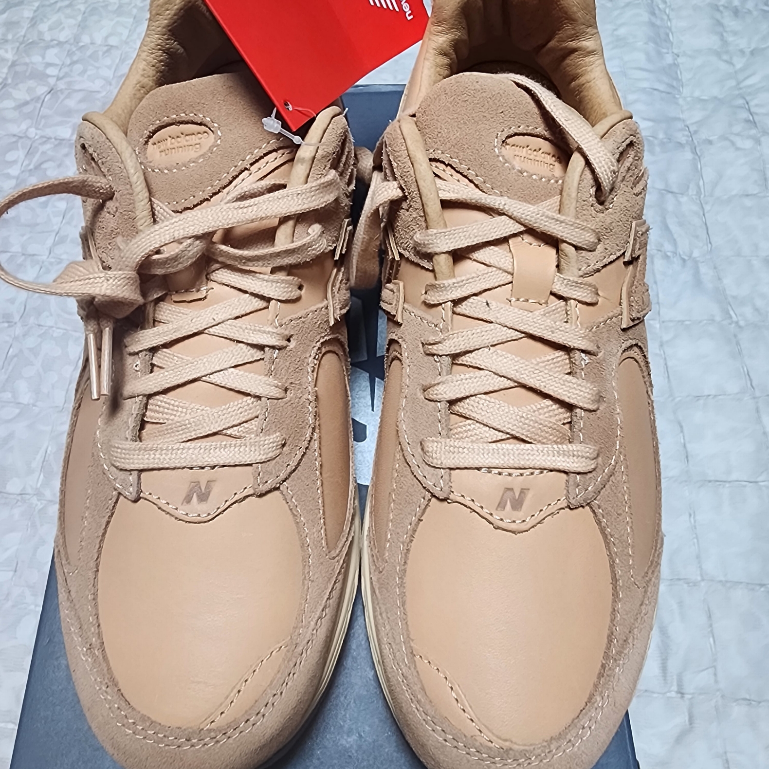 New Balance 2002R Premium Leather Pack Toast 착용 스타일 - 1