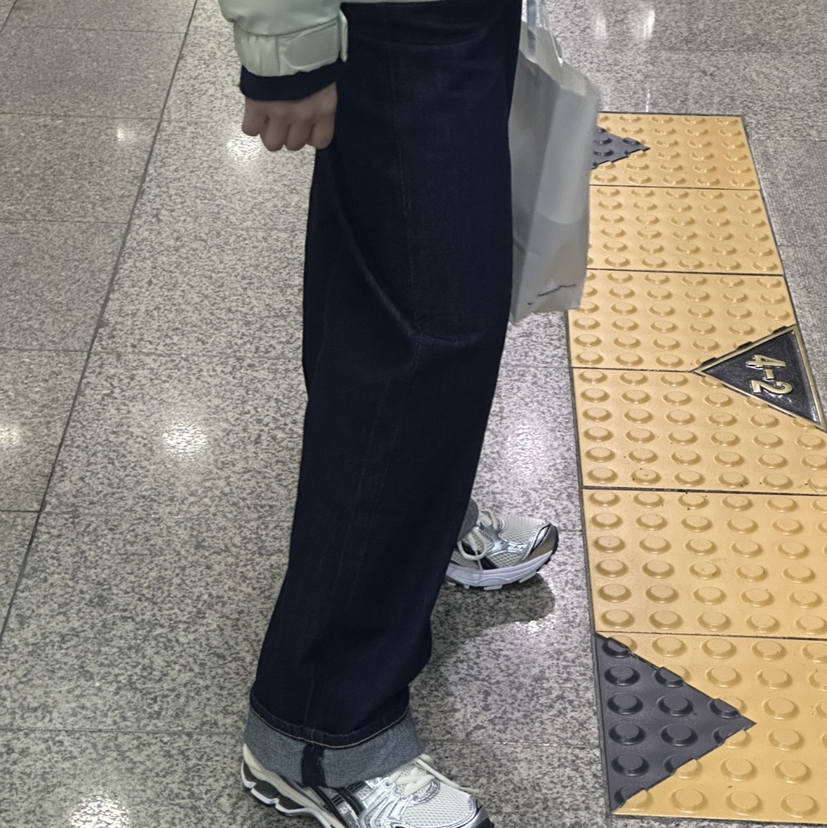 Asics Gel-Kayano 14 Cream Black 착용 스타일 - 3