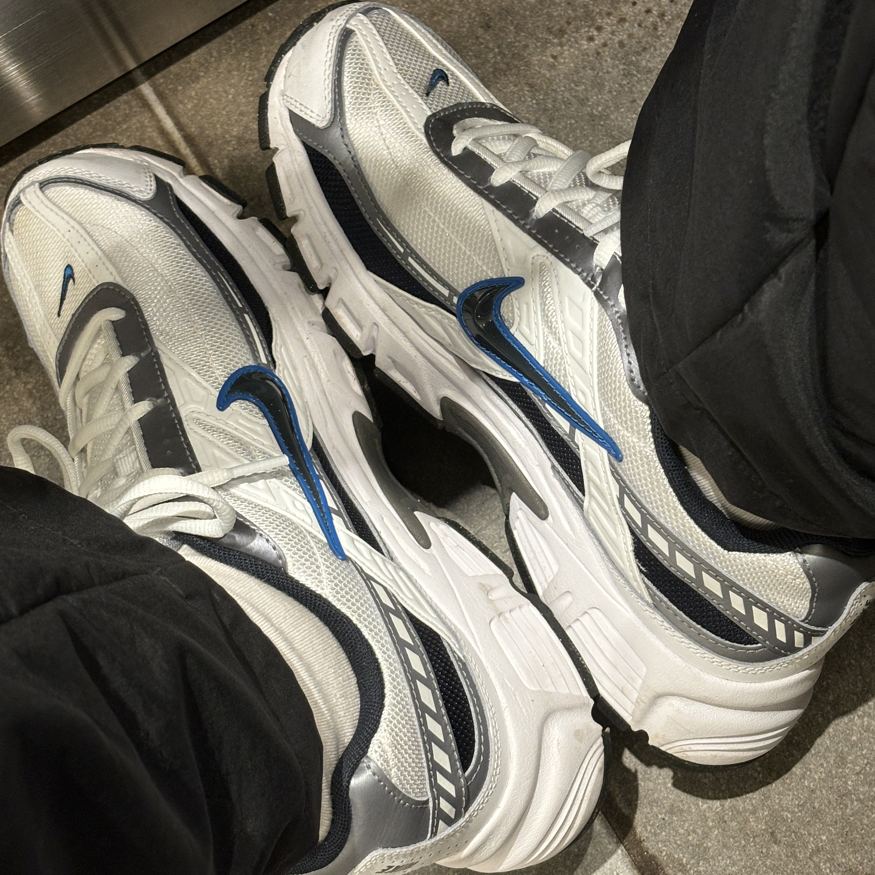 Nike Initiator White Obsidian Metallic Cool Grey 착용 스타일