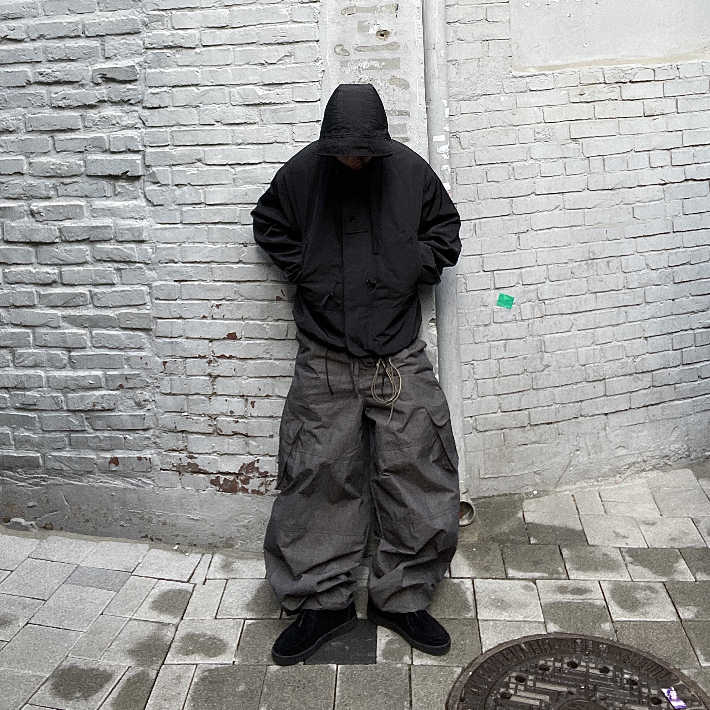 Our Legacy Ladon Leather Keychain Olive, Sculptor Oldschool Slouchy Backpack Black 착용 스타일 - 1